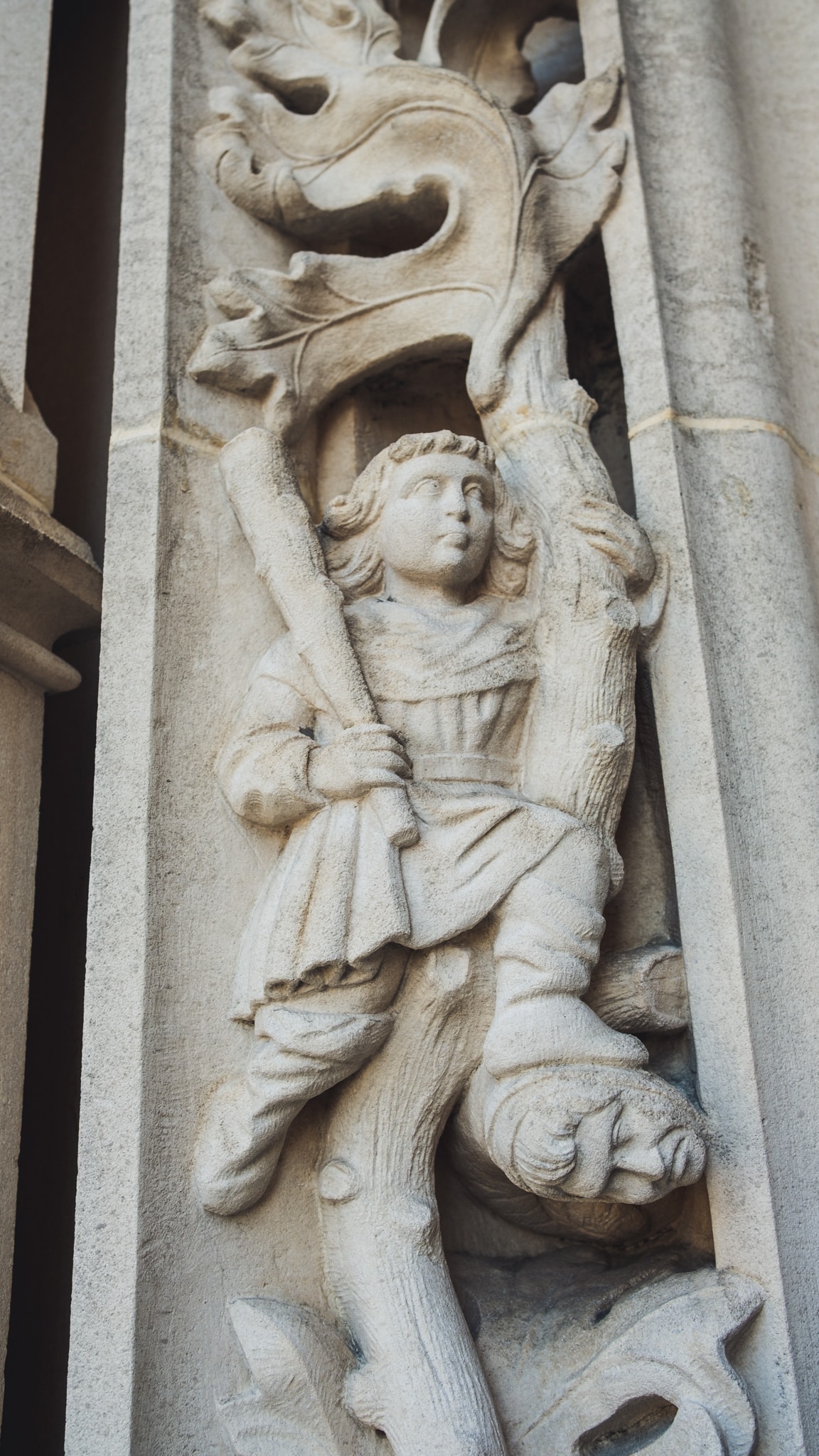 Portrait en pierre de la cathédrale de Lausanne