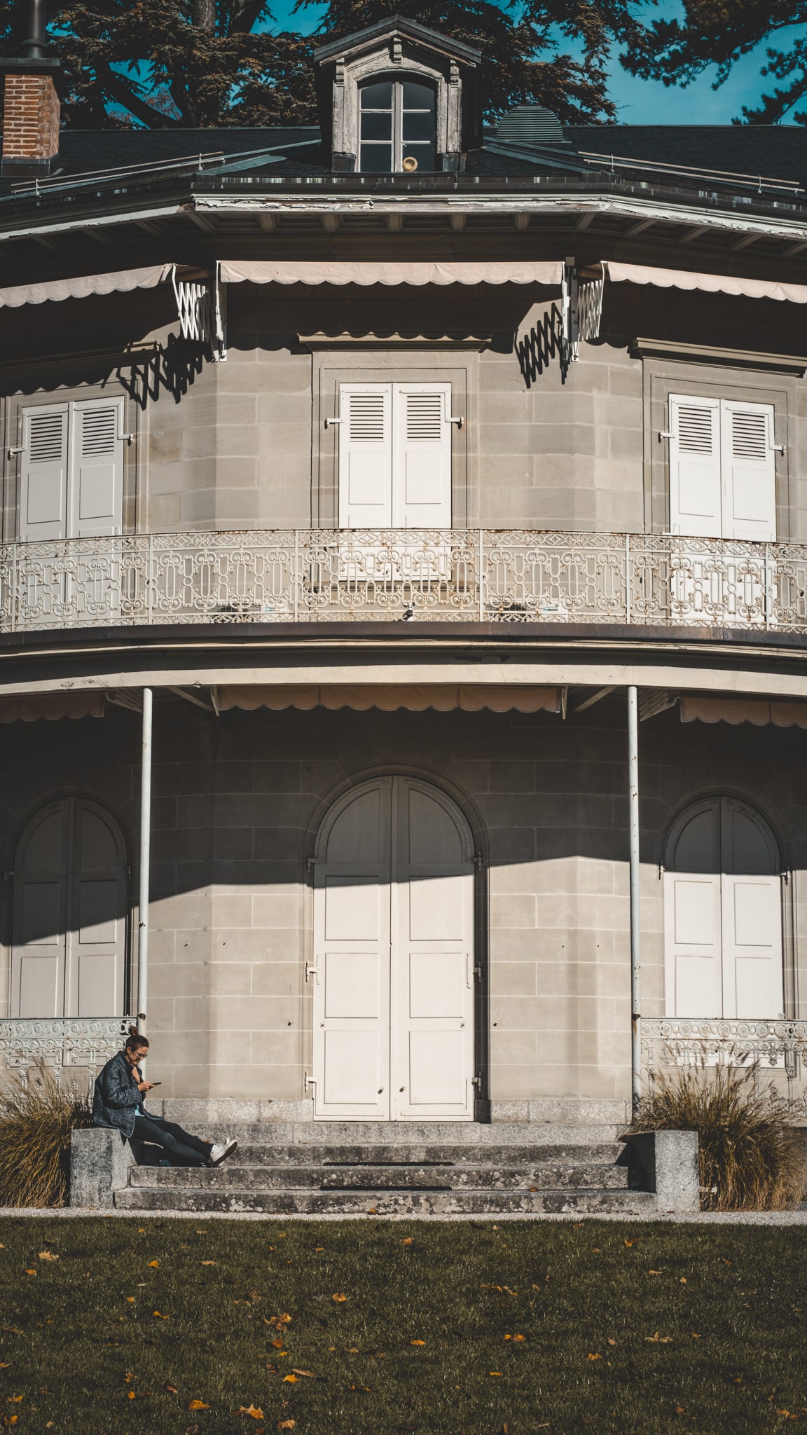 Un beau batiment dans le parc de l'hermitage
