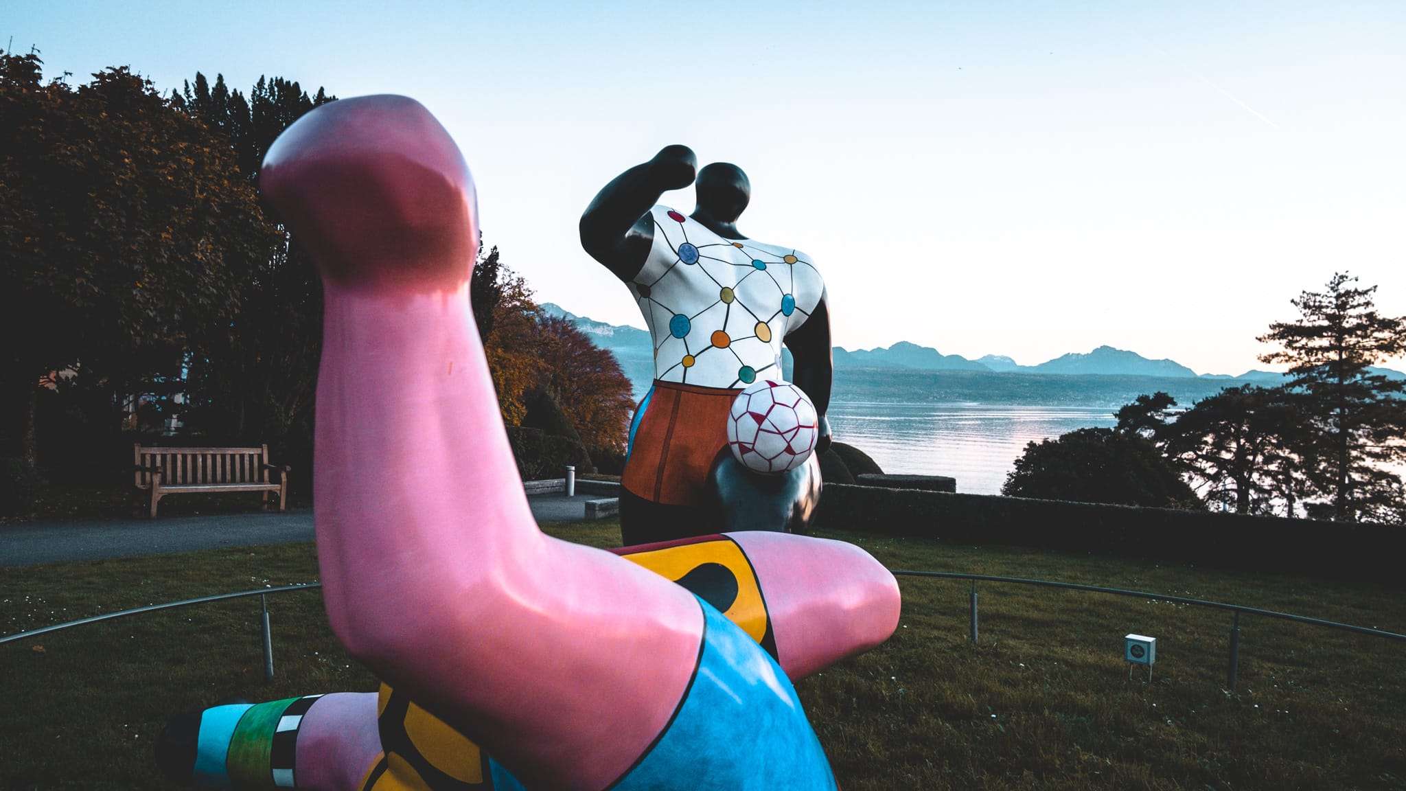 Football et Lac léman depuis le musée des jeux olympiques à Lausanne