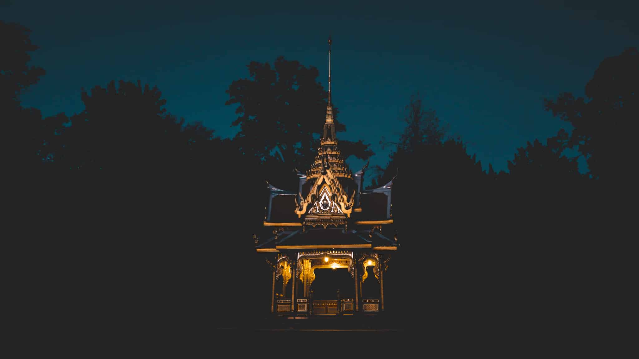Un temple Thailandais qui brille dans la nuit