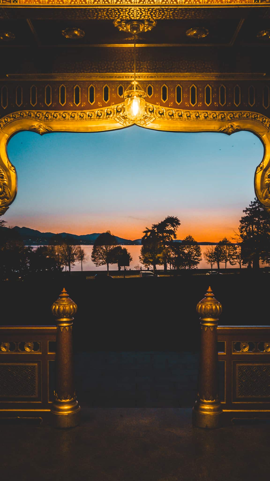 Vue sur le Lac Léman depuis le temple thailandais