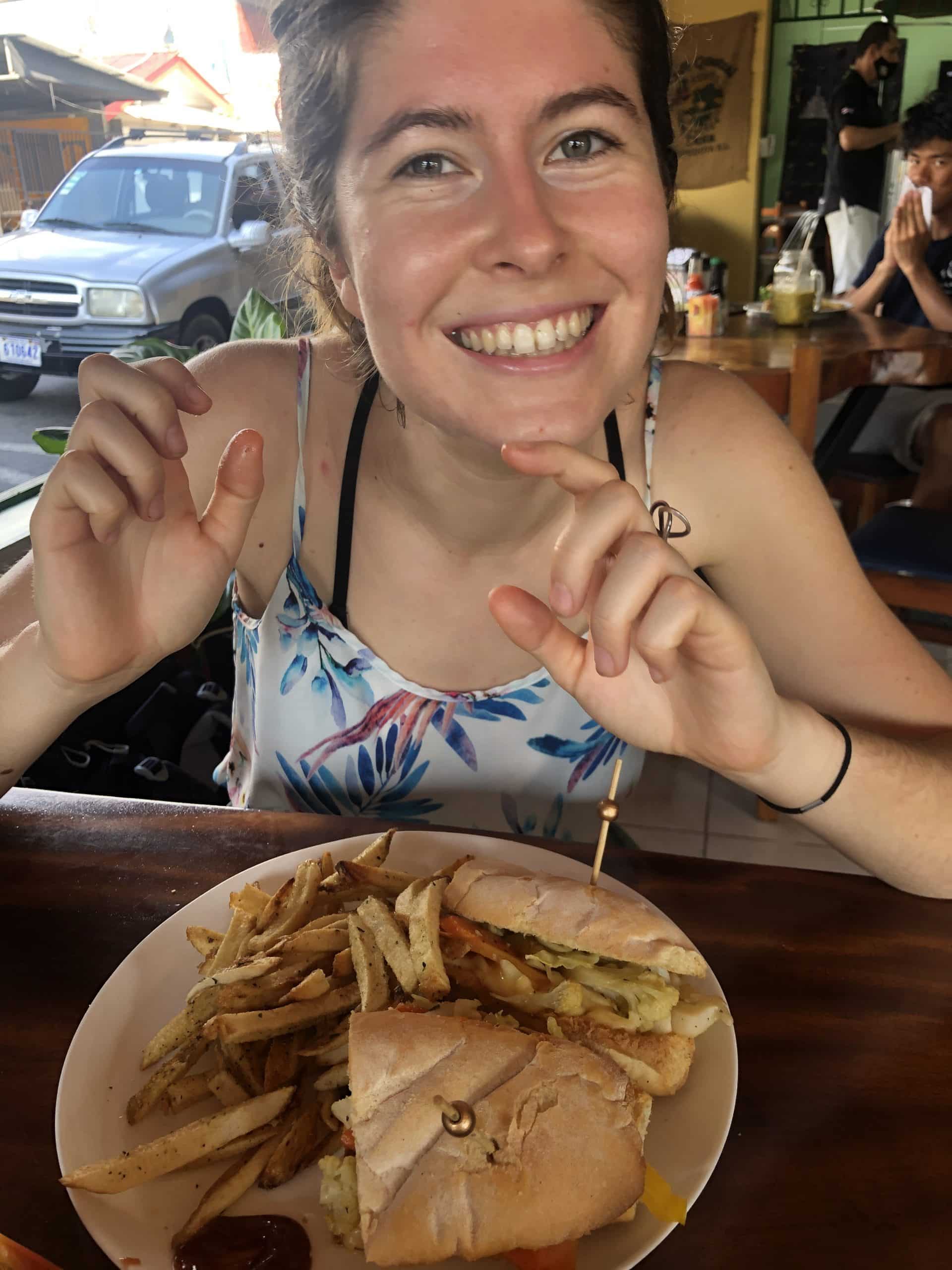 Elisa heureuse de manger au Tentacion à Quepos