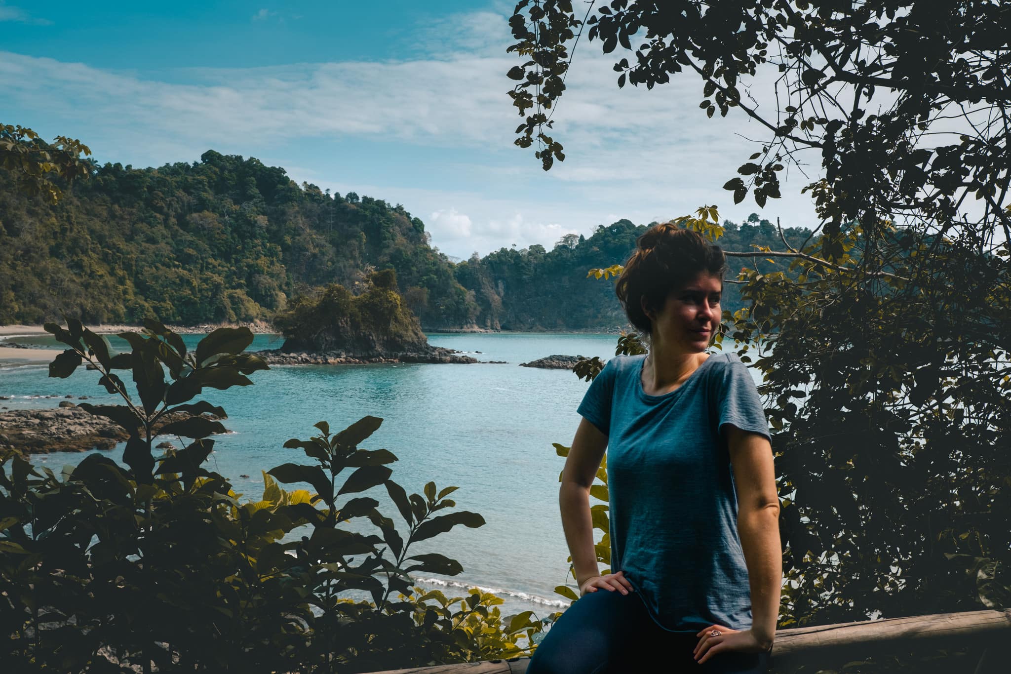 Mimi qui prend la pose pendant sa visite de Manuel Antonio