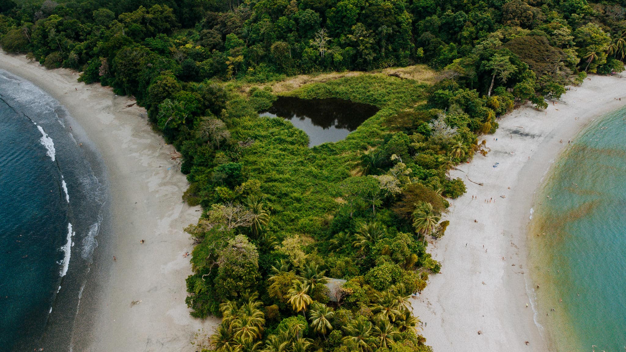 Une magnifique vue de drone de la plage de Manuel Antonio
