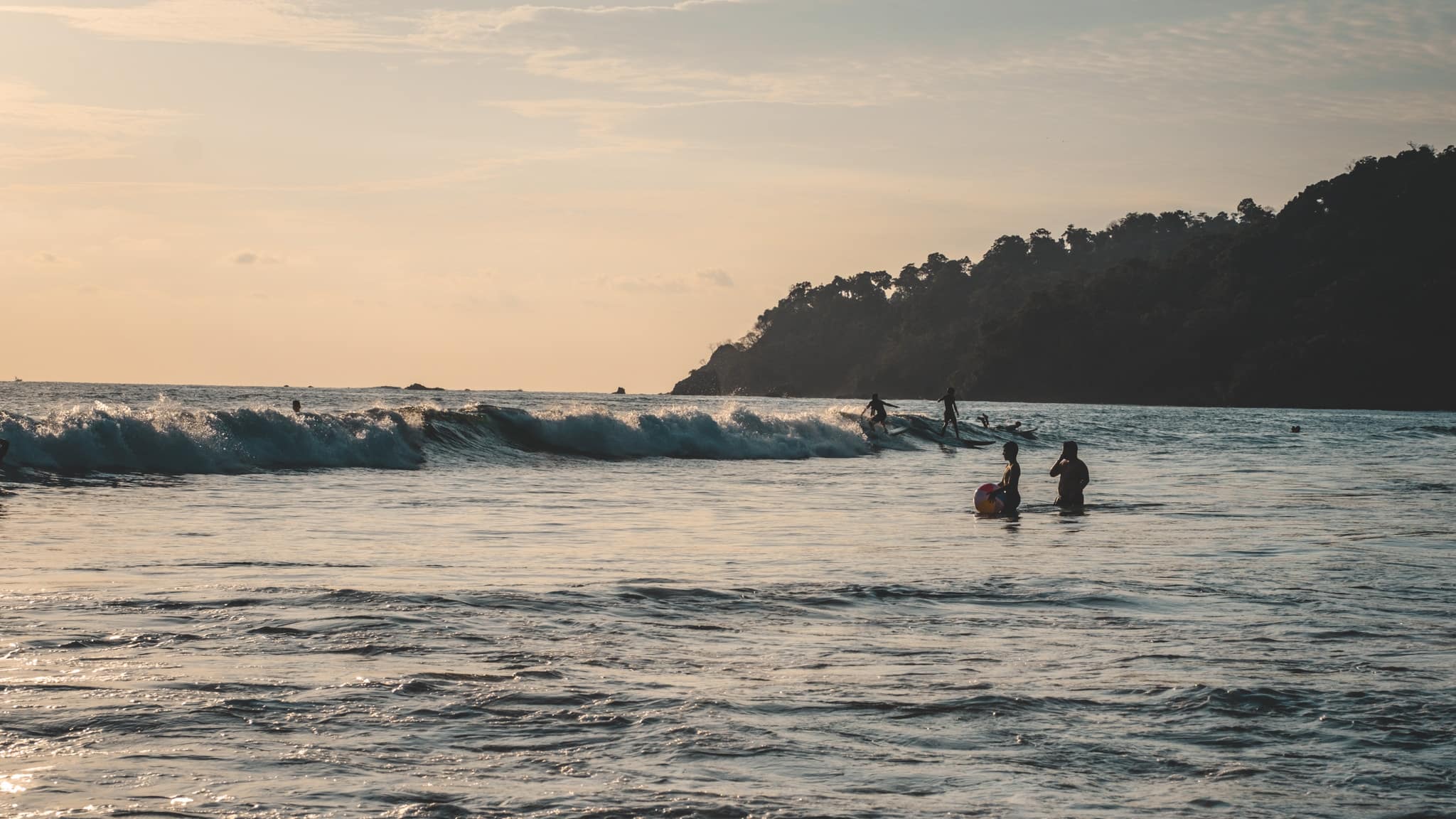 surfer a manuel antonio