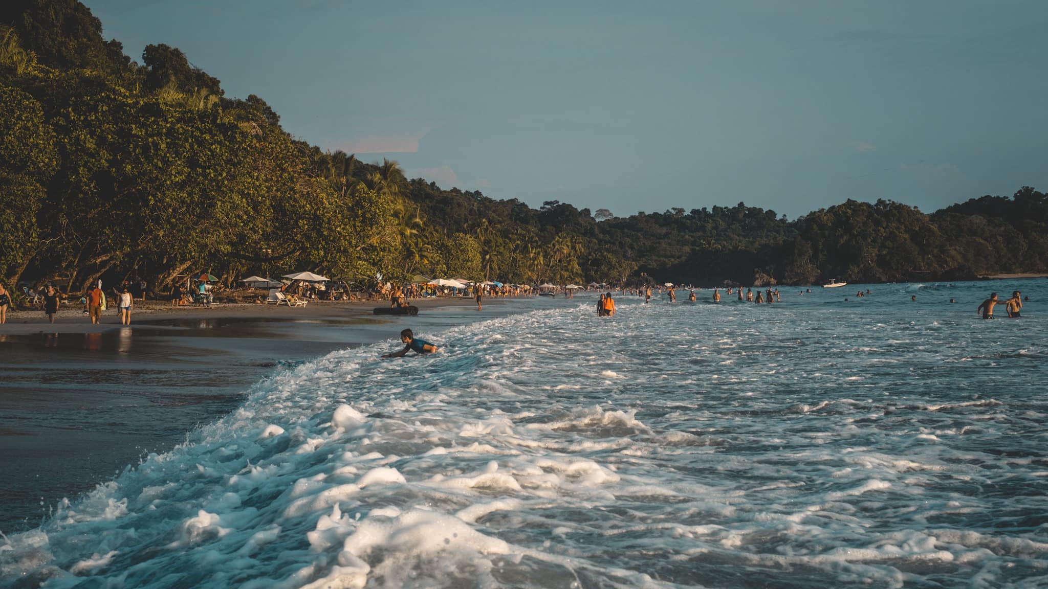 bodysurfing au coucher de soleil