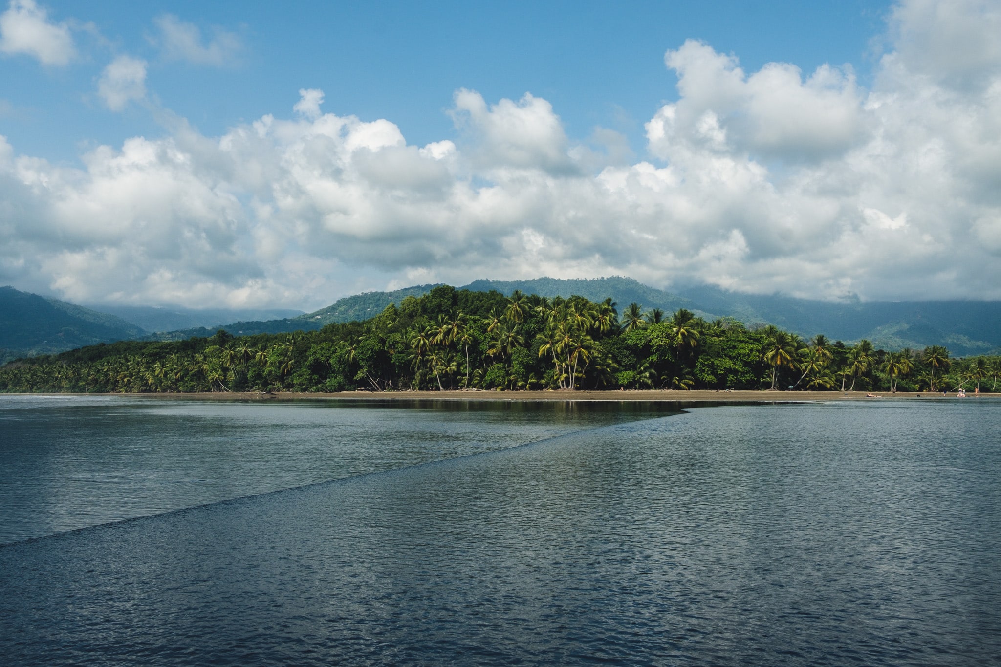Playa Uvita en drone, Parque Nacional Baleina, Uvita