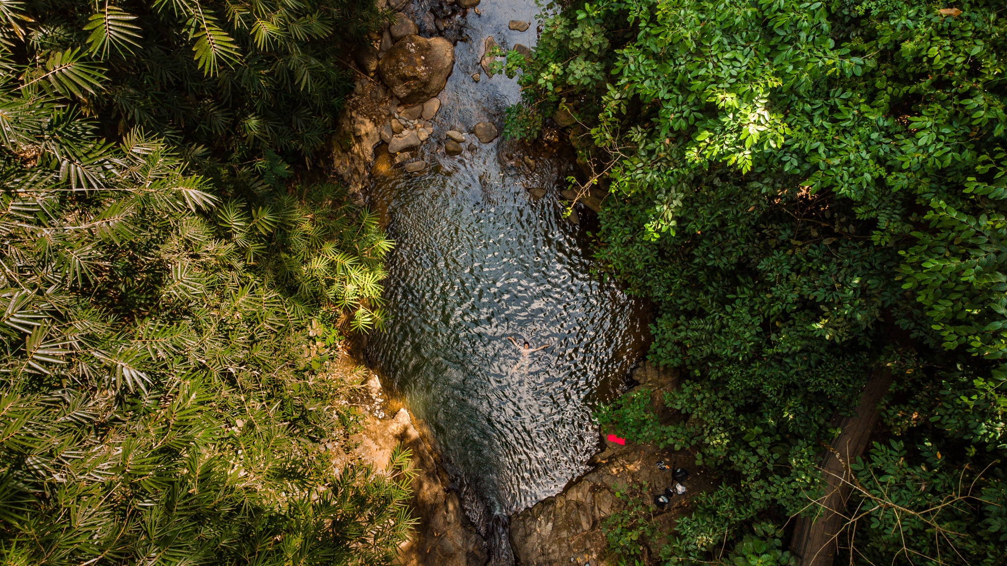 Un bout de cascada verde vue du ciel, Uvita