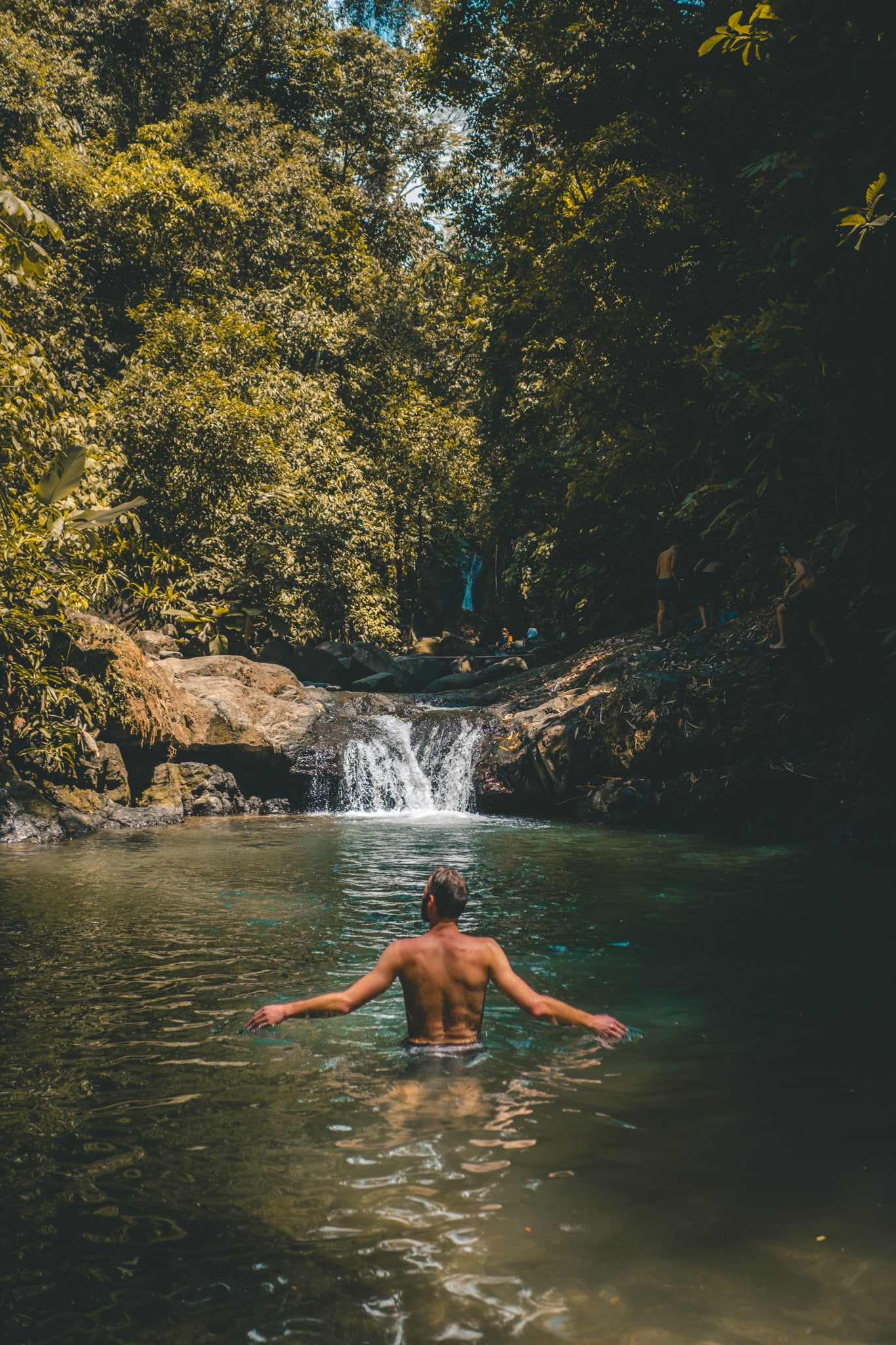 Mimi se régale dans l'eau, cascade verde uvita