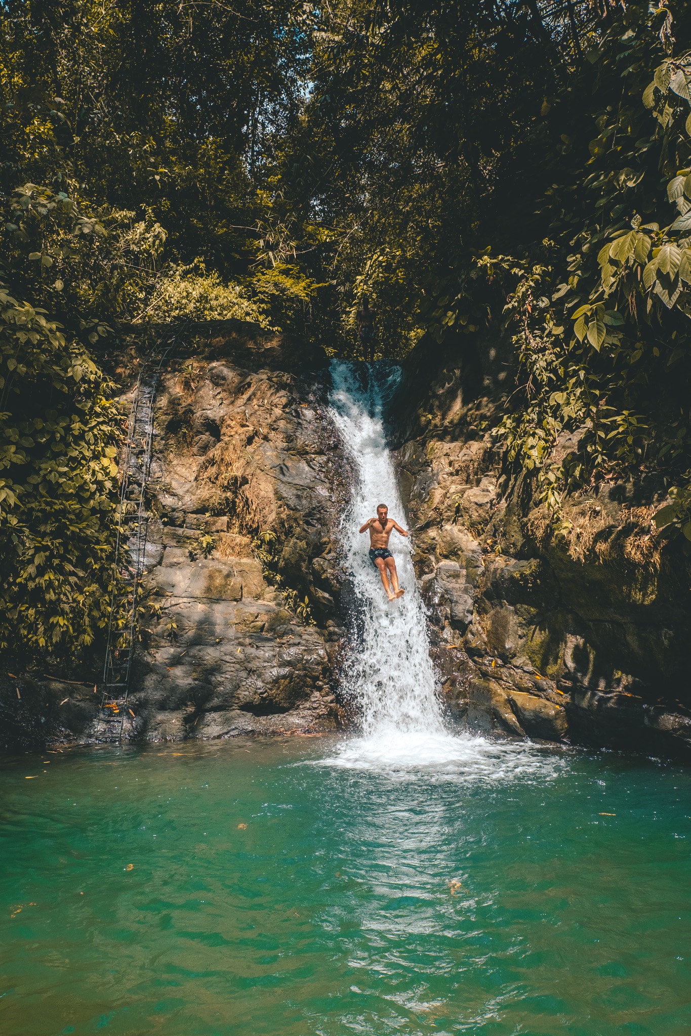 Tim dans la cascada verde, Uvita