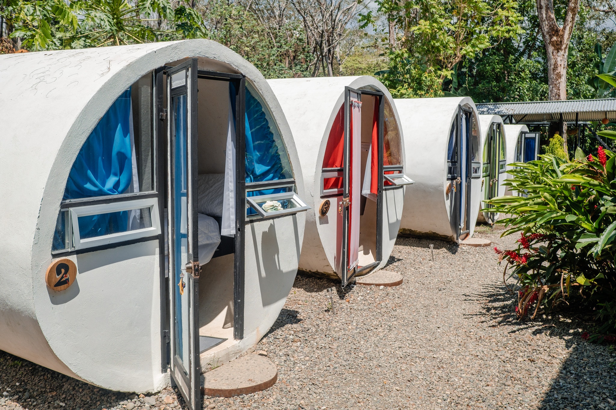 Les chambres tubes du Koru Hostel à Uvita