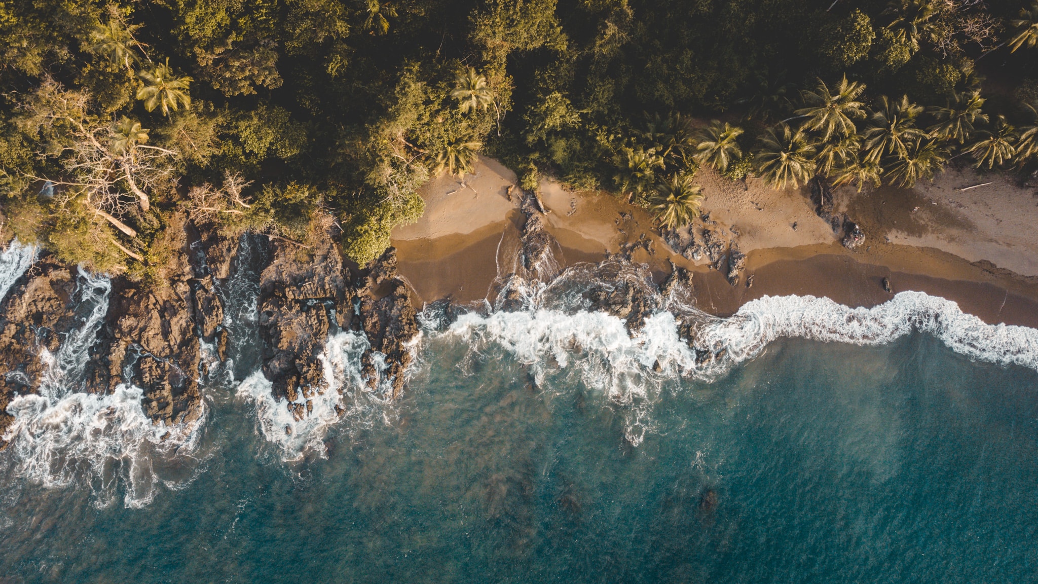 Drone shot d'une plage à Drake Bay, Corcovado