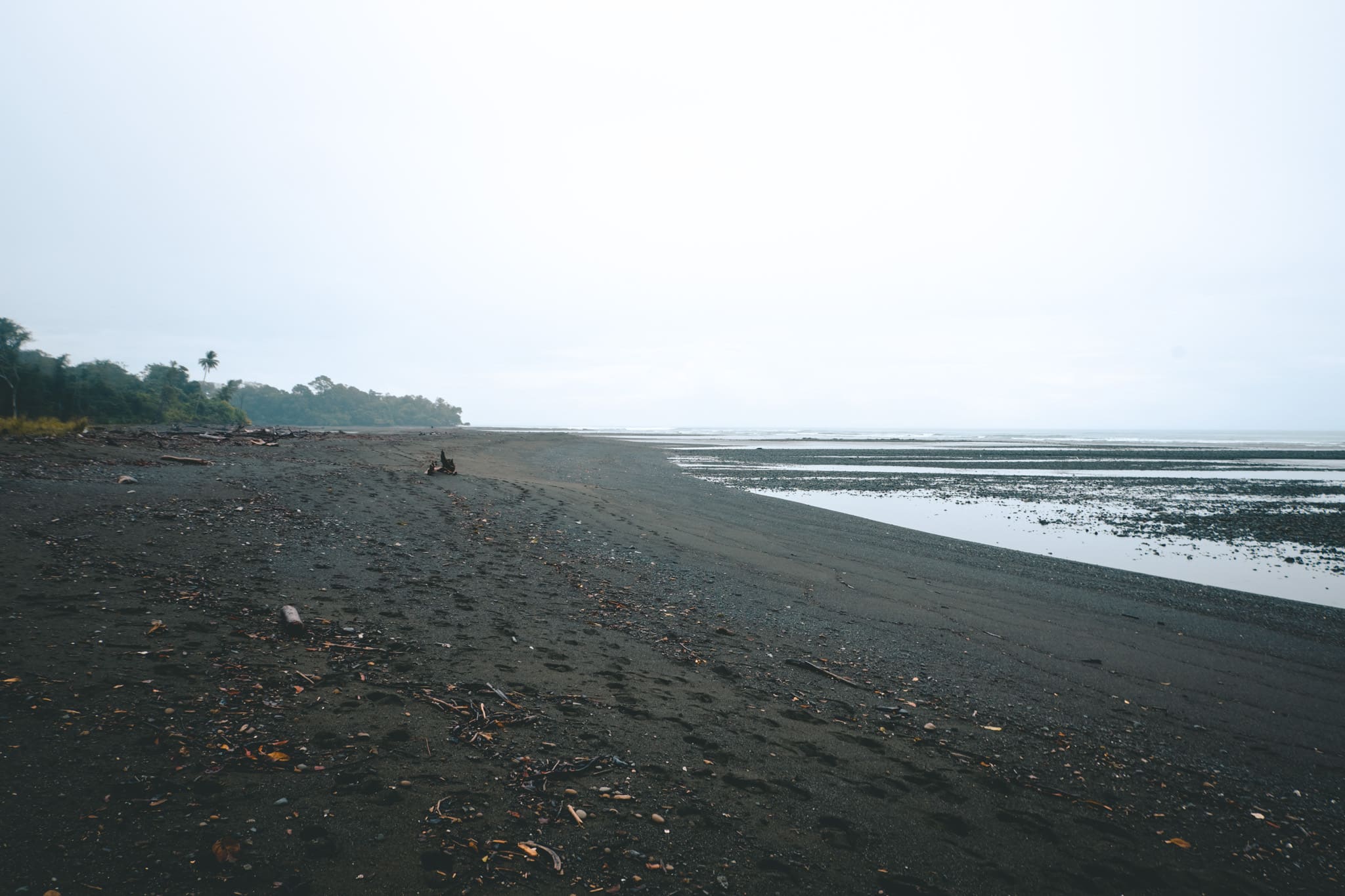 Plage déserte sous la tempête