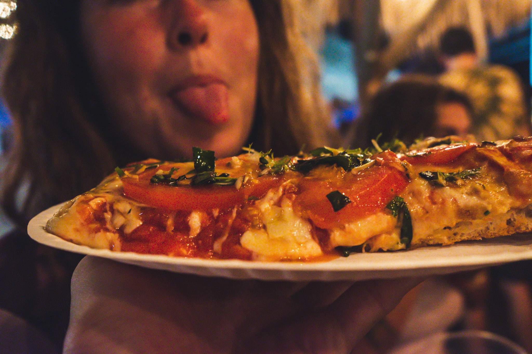 Mimi et la pizza au night market