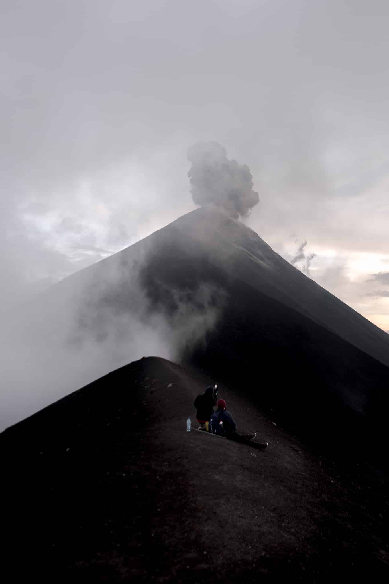 sur la crète du volcan fuego