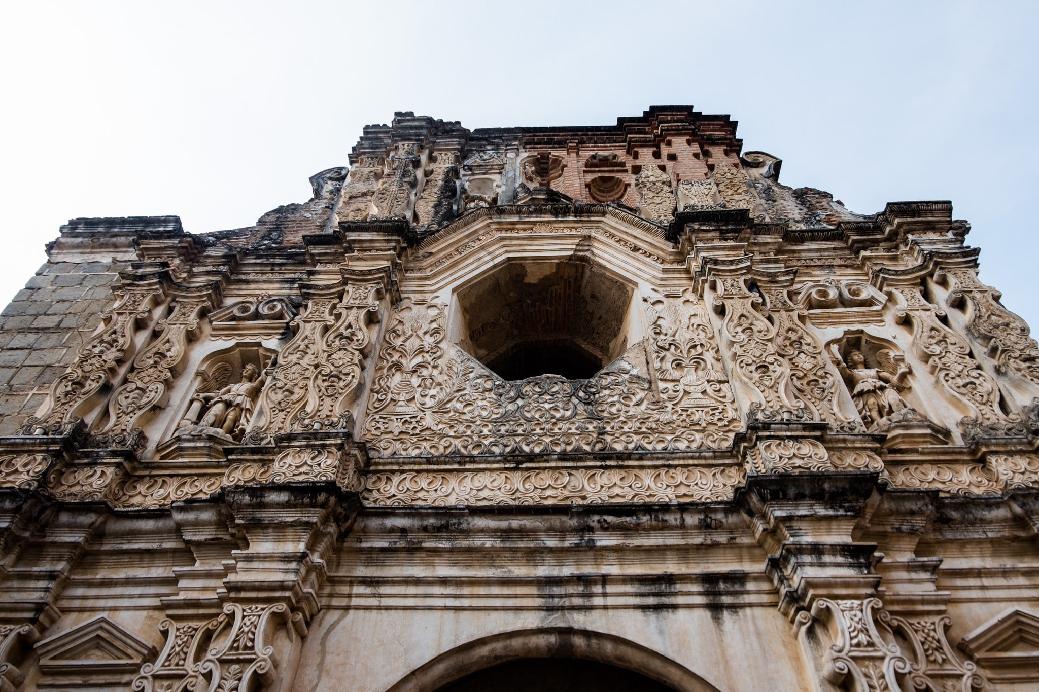 derrière la façade en ruine...