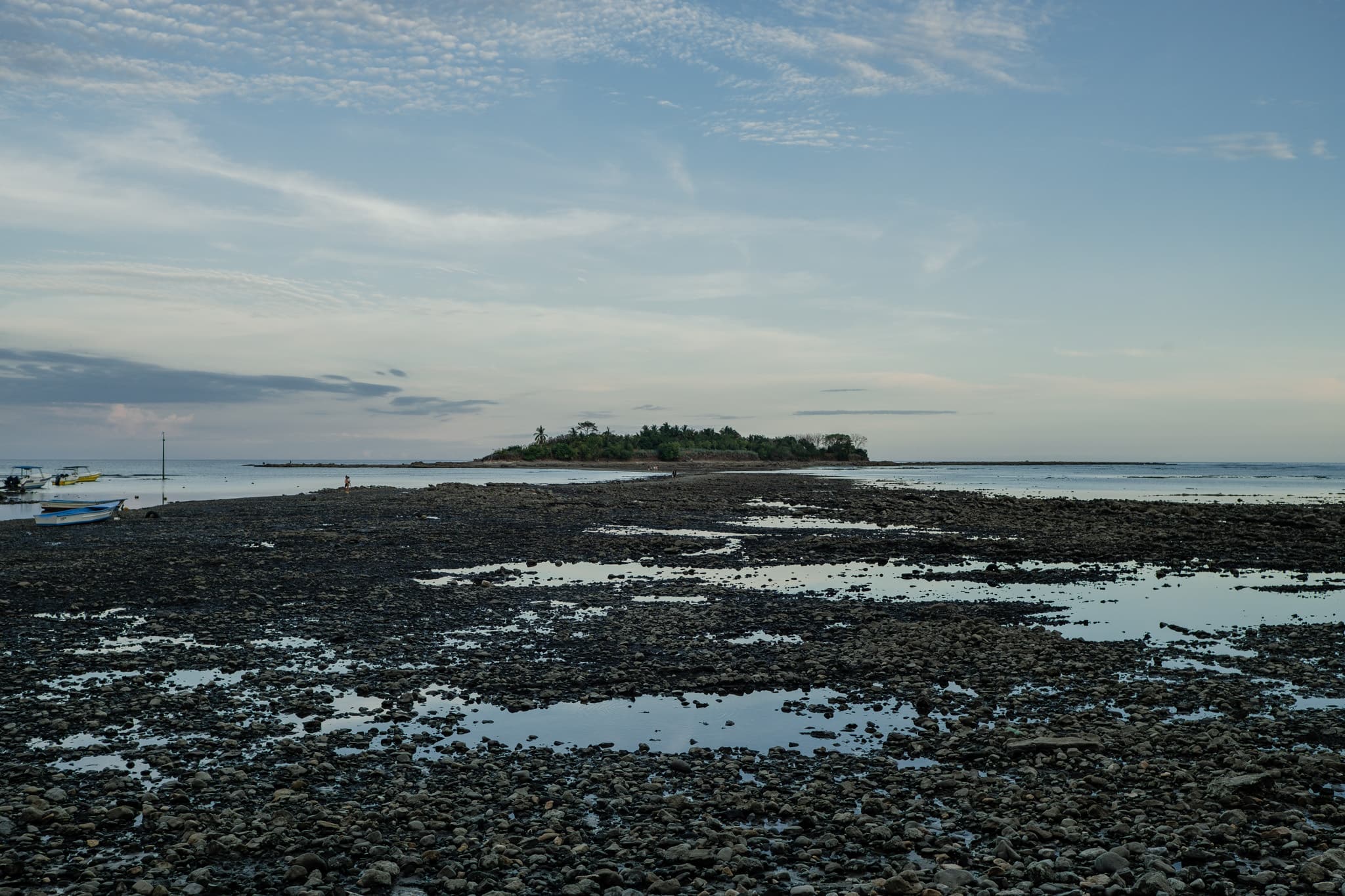 Passage de pierres de l'ile de Cabuya