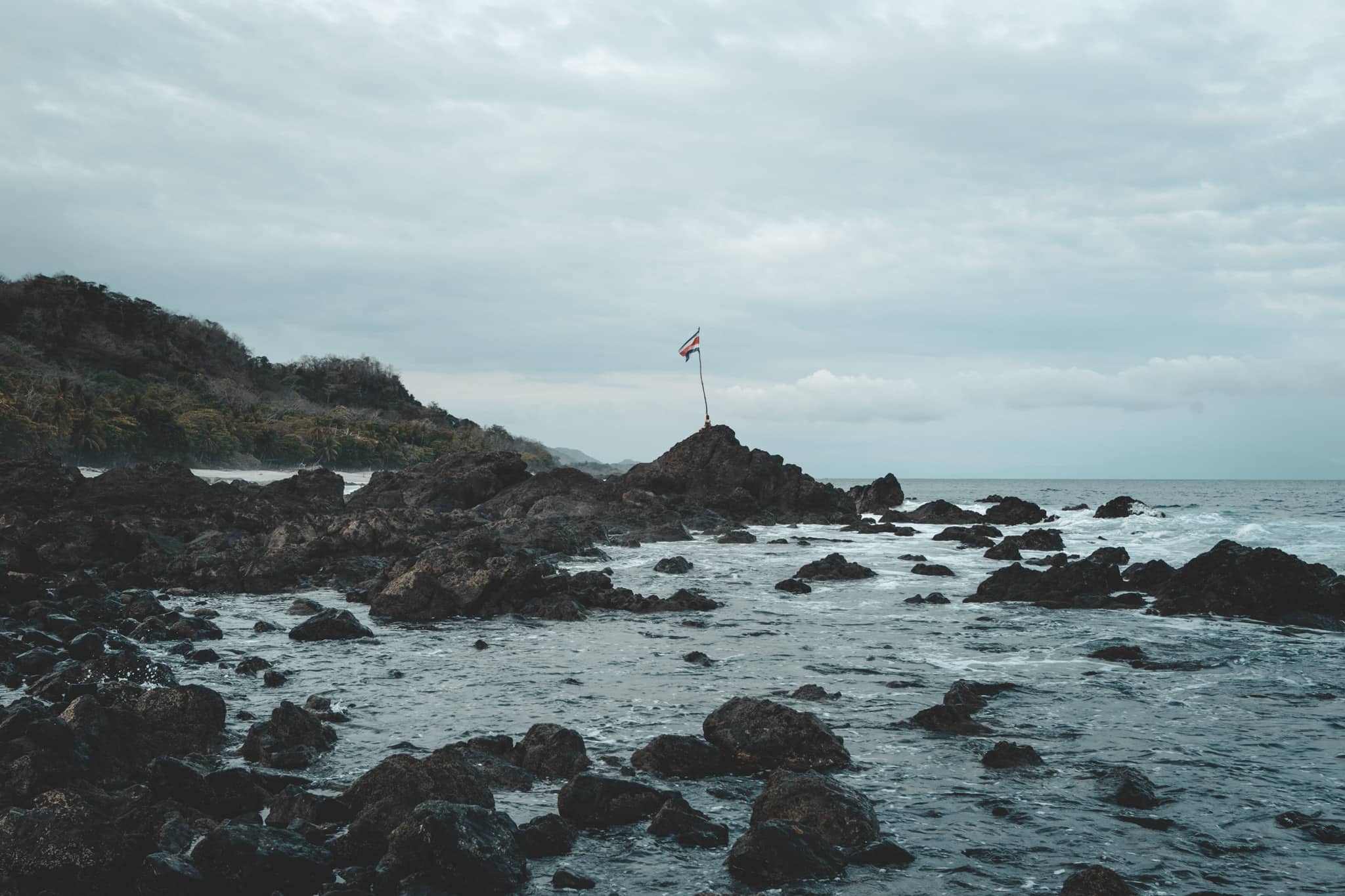Drapeau sur la plage de Montezuma Costa Rica