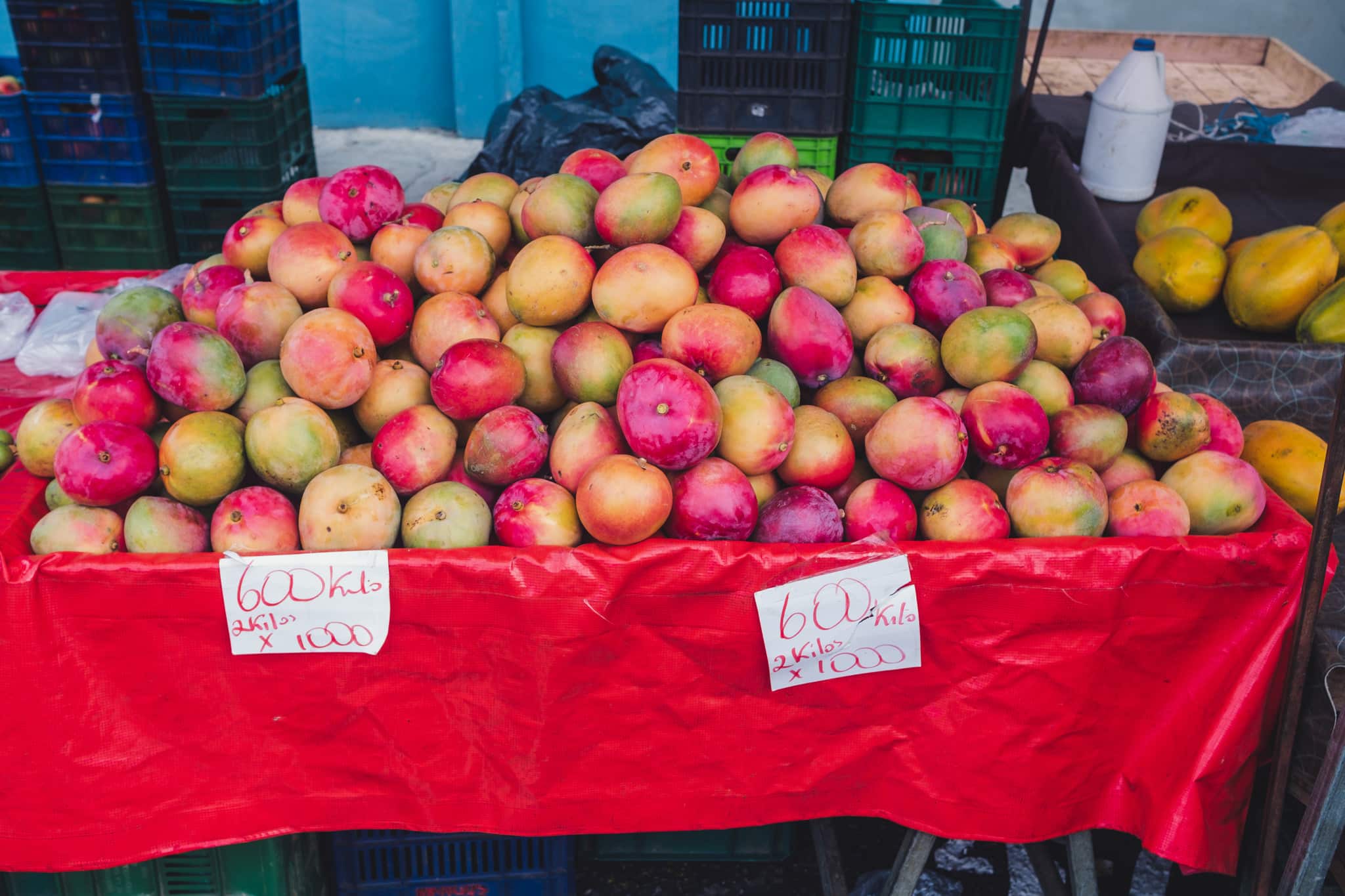Kilo de mangue au marché