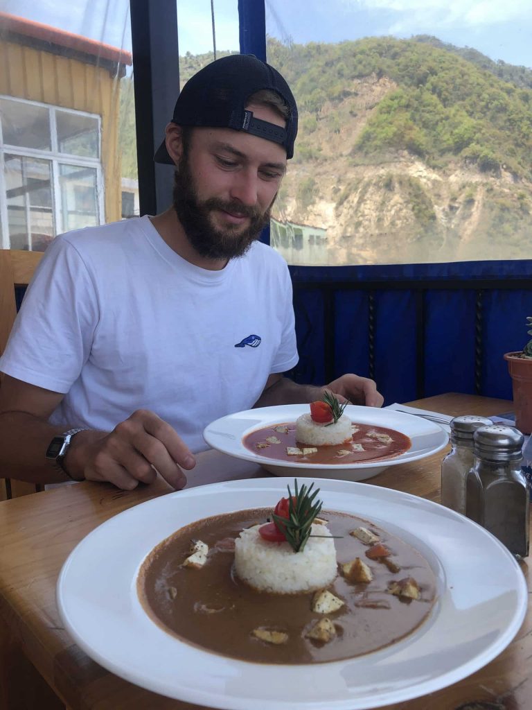 les paresseux curieux mangent au cafe sabor à San Marcos