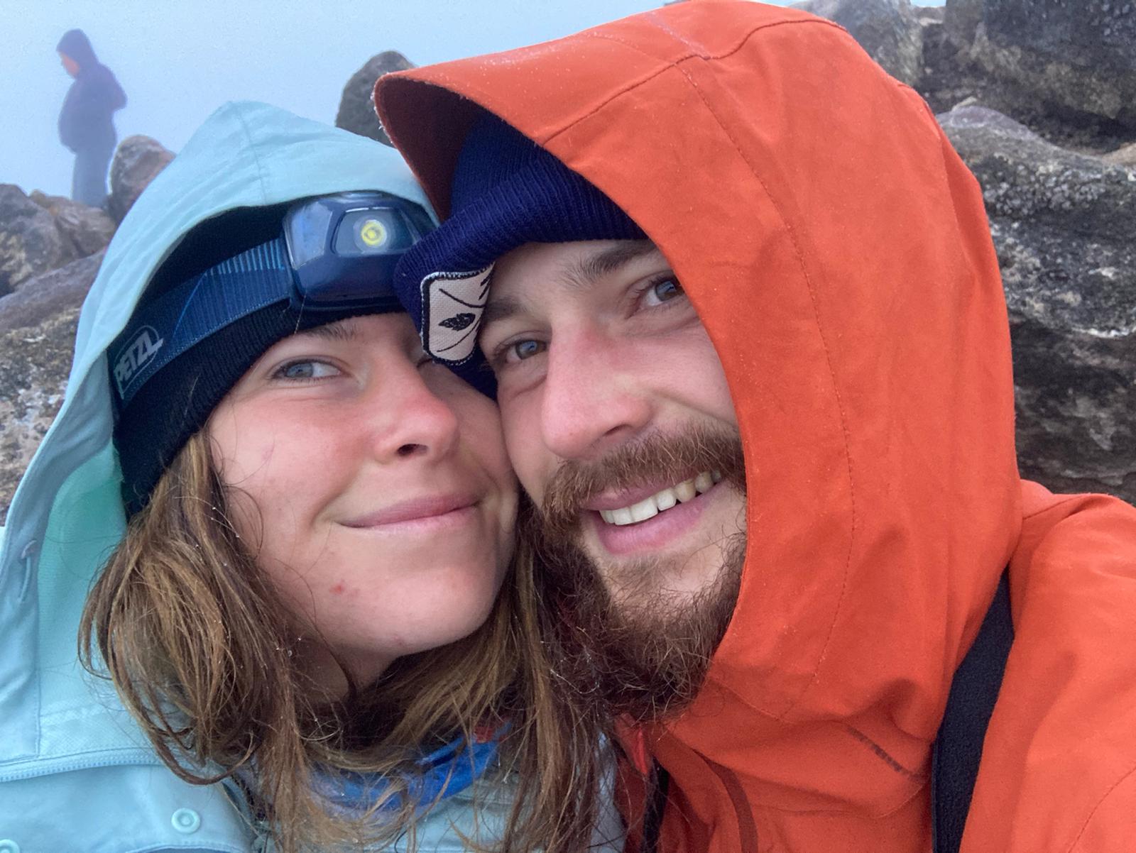 paresseux curieux sur un volcan