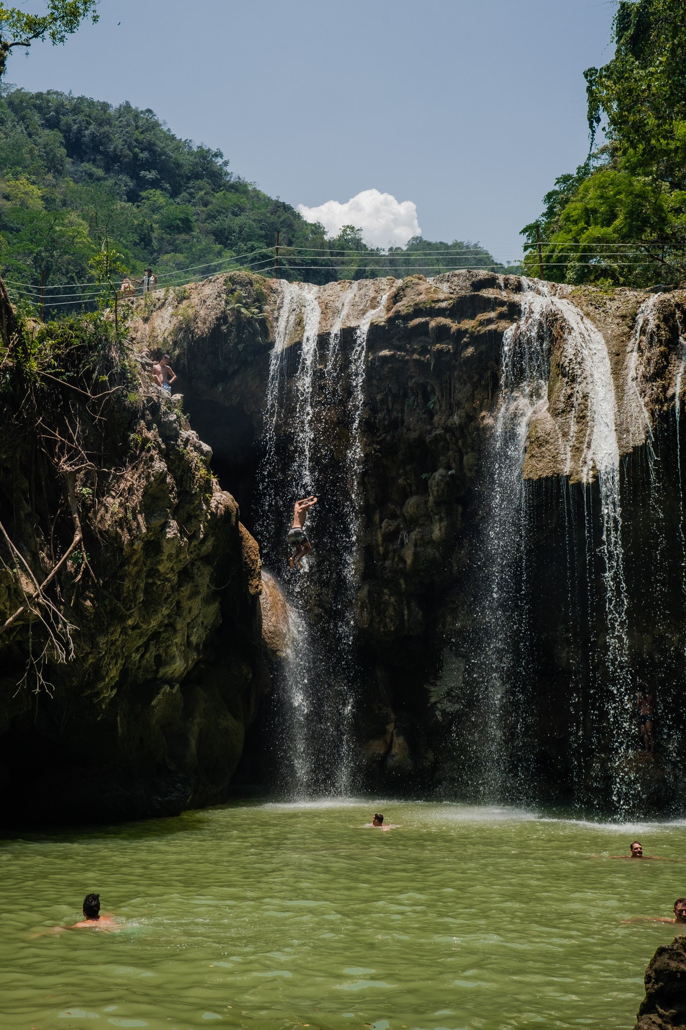 Le saut dans les cascades de Semuc Champey