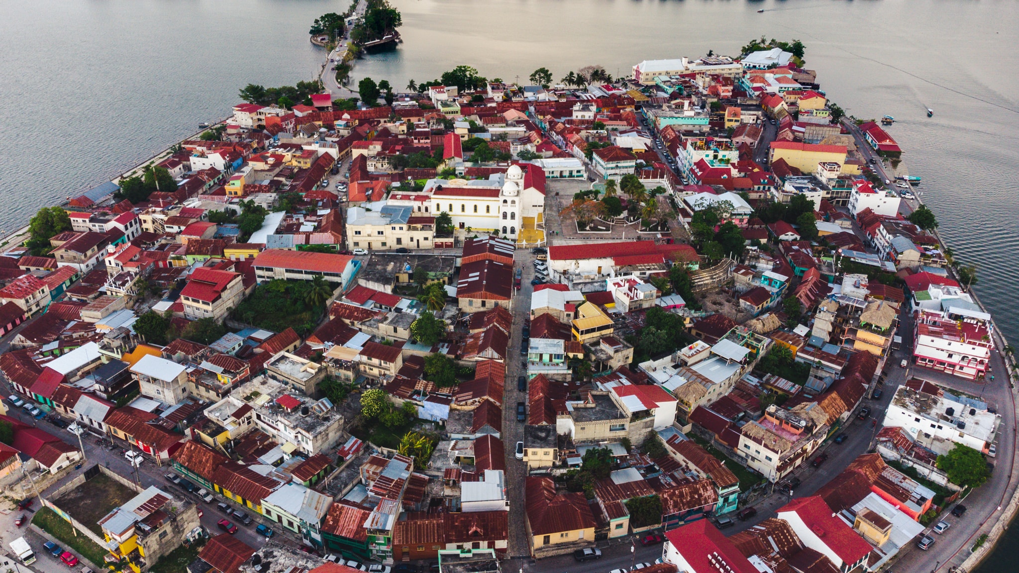 zoom de drone sur Flores