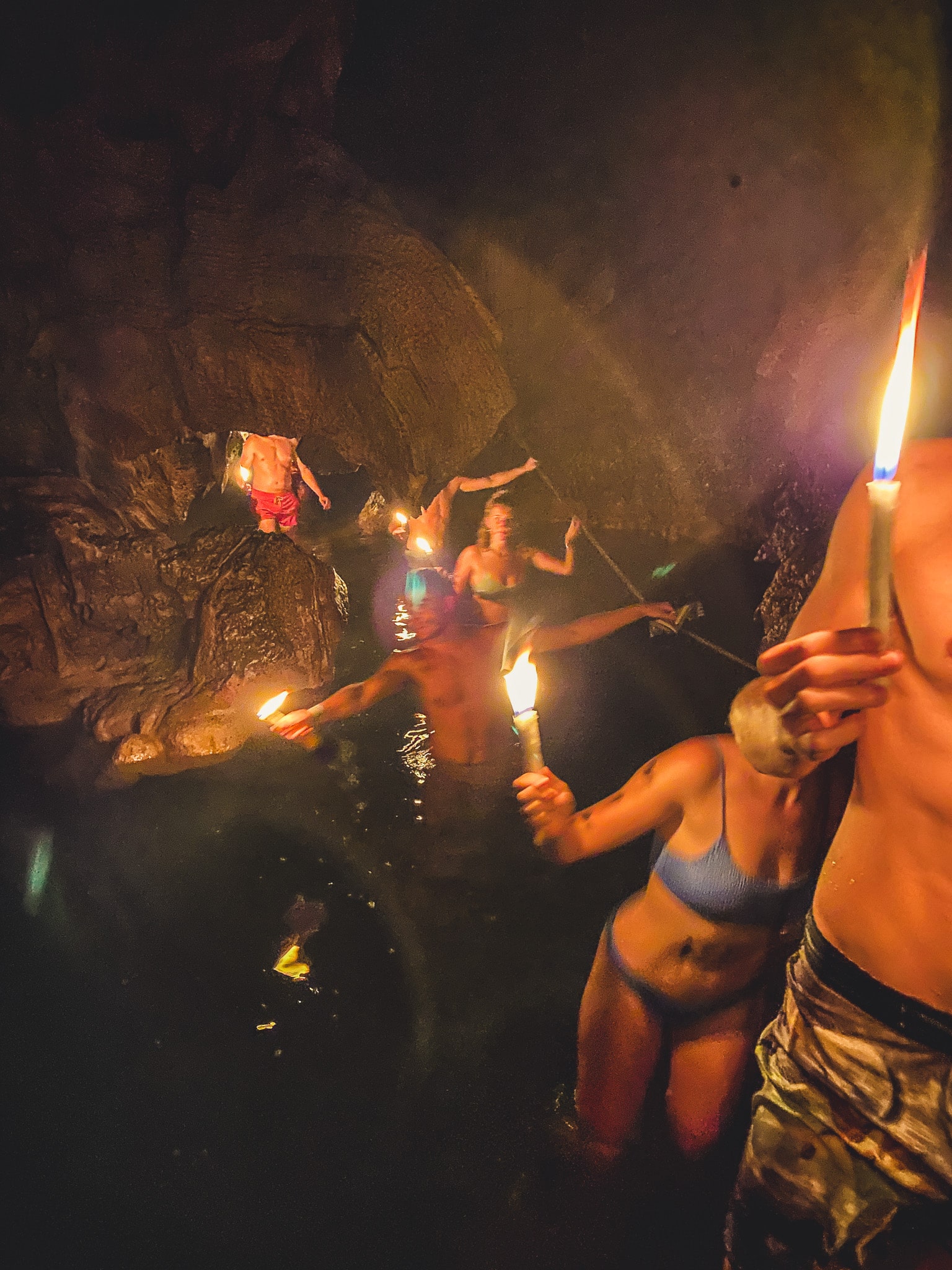 La descente au flambeau lors de la visite des grottes de Semuc Champey au Guatemala