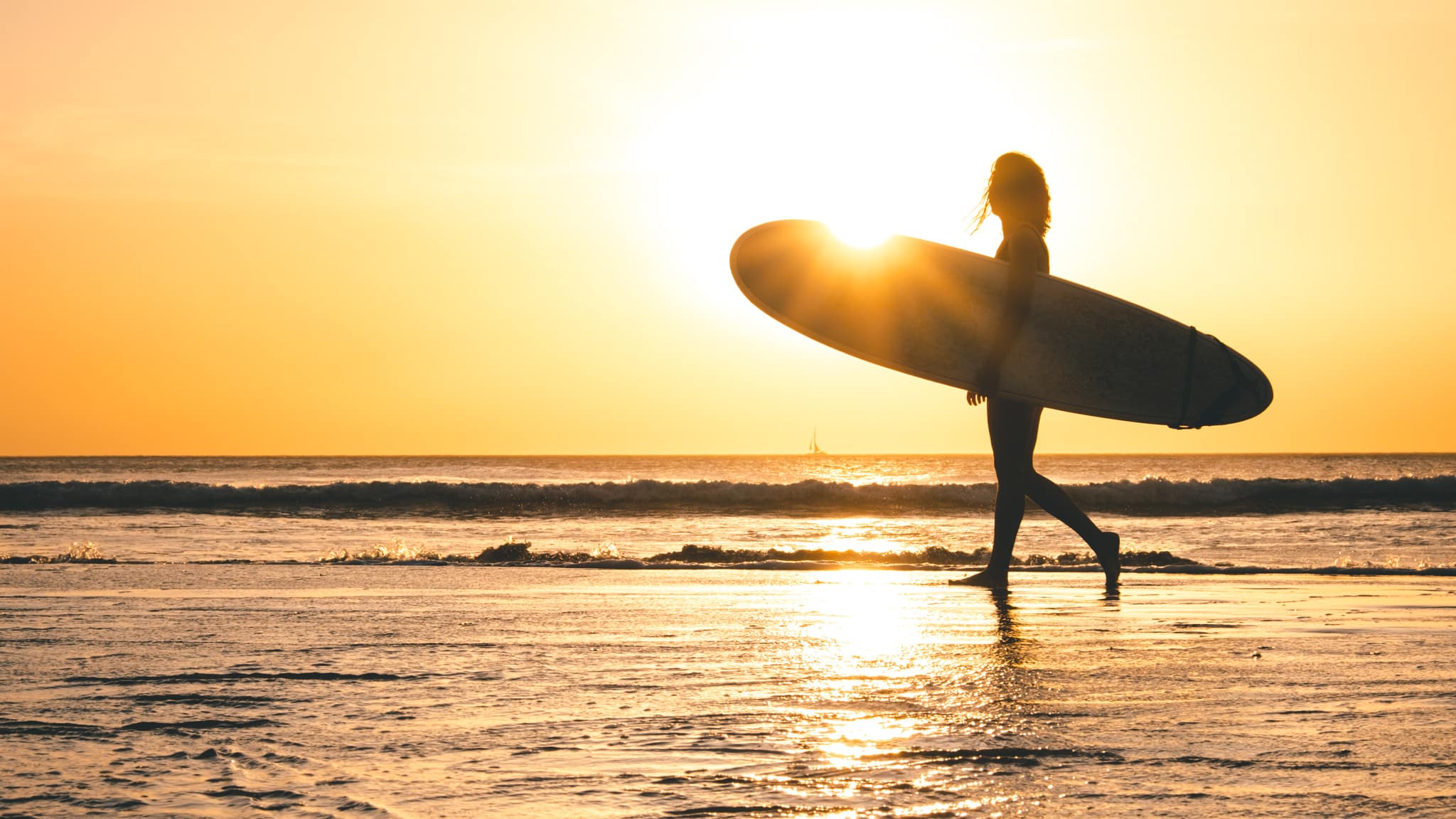 Coucher de soleil et planche de surf à Tamarindo