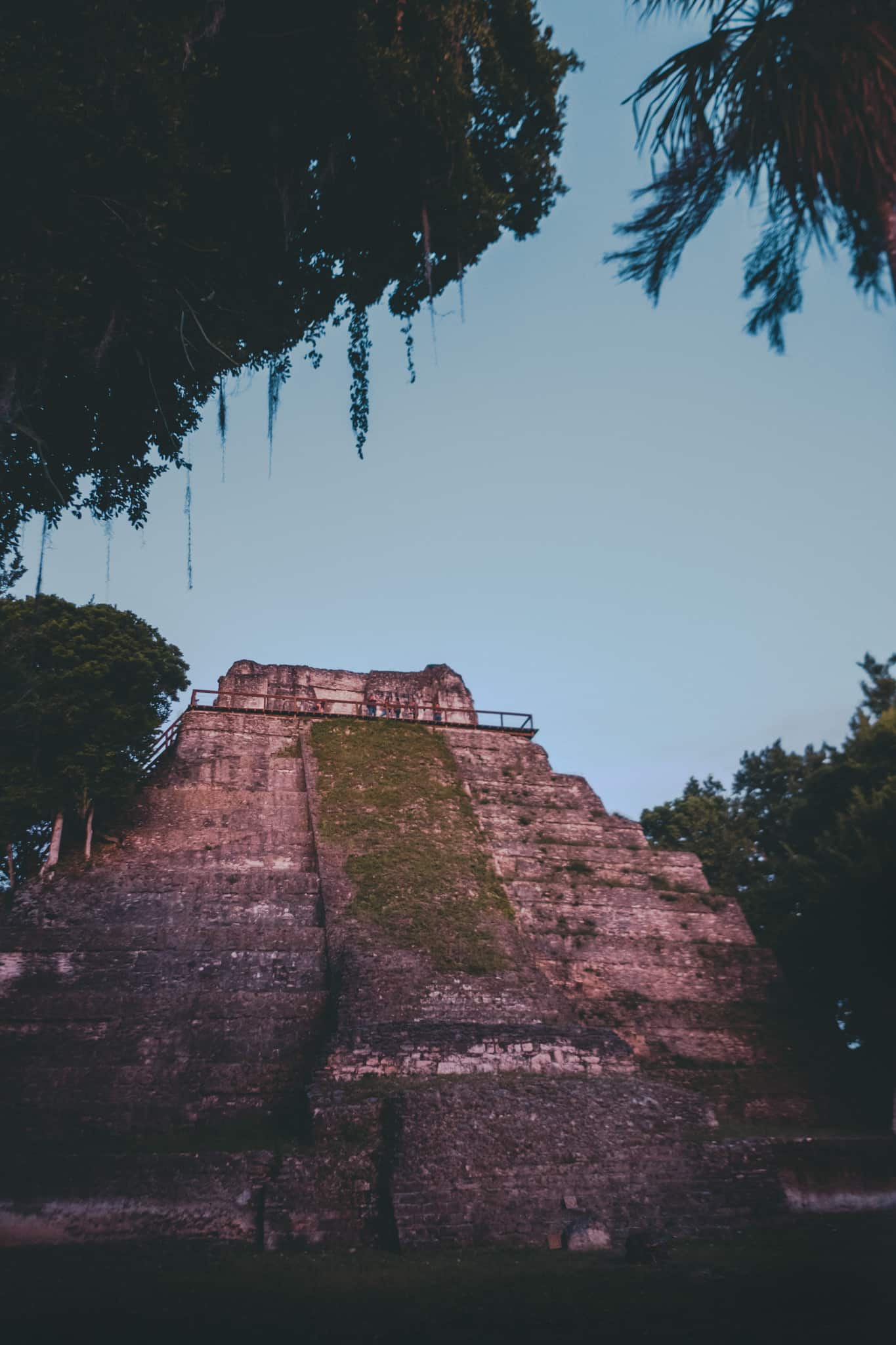 Temple rosé par le soleil