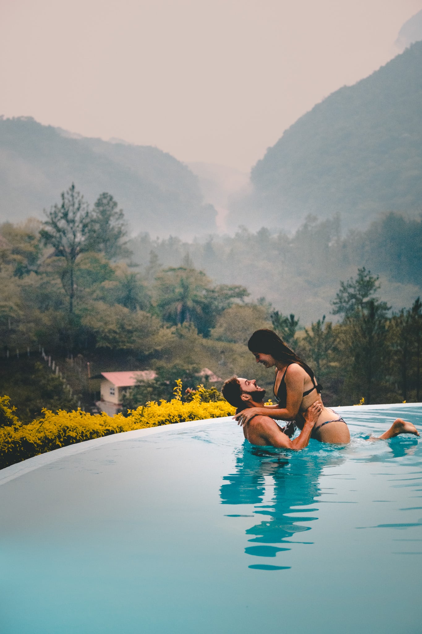Les Paresseux Curieux dans la piscine du Zephyr Lodge au Guatemala