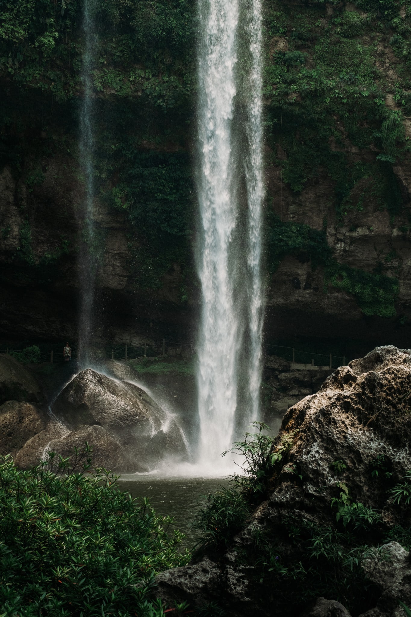Puissance aquatique à la cascade de Misol Ah dans le chiapas