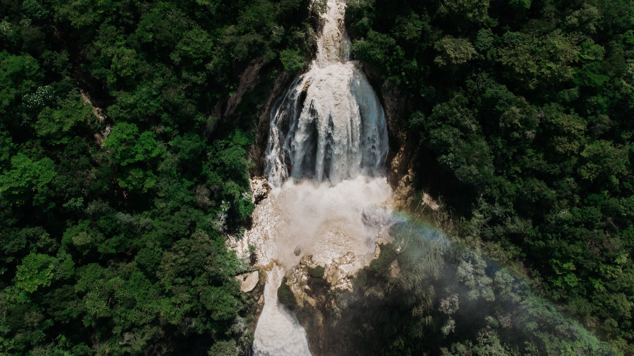 Vue en drone de la cascade Quinceanera à El Chiflon