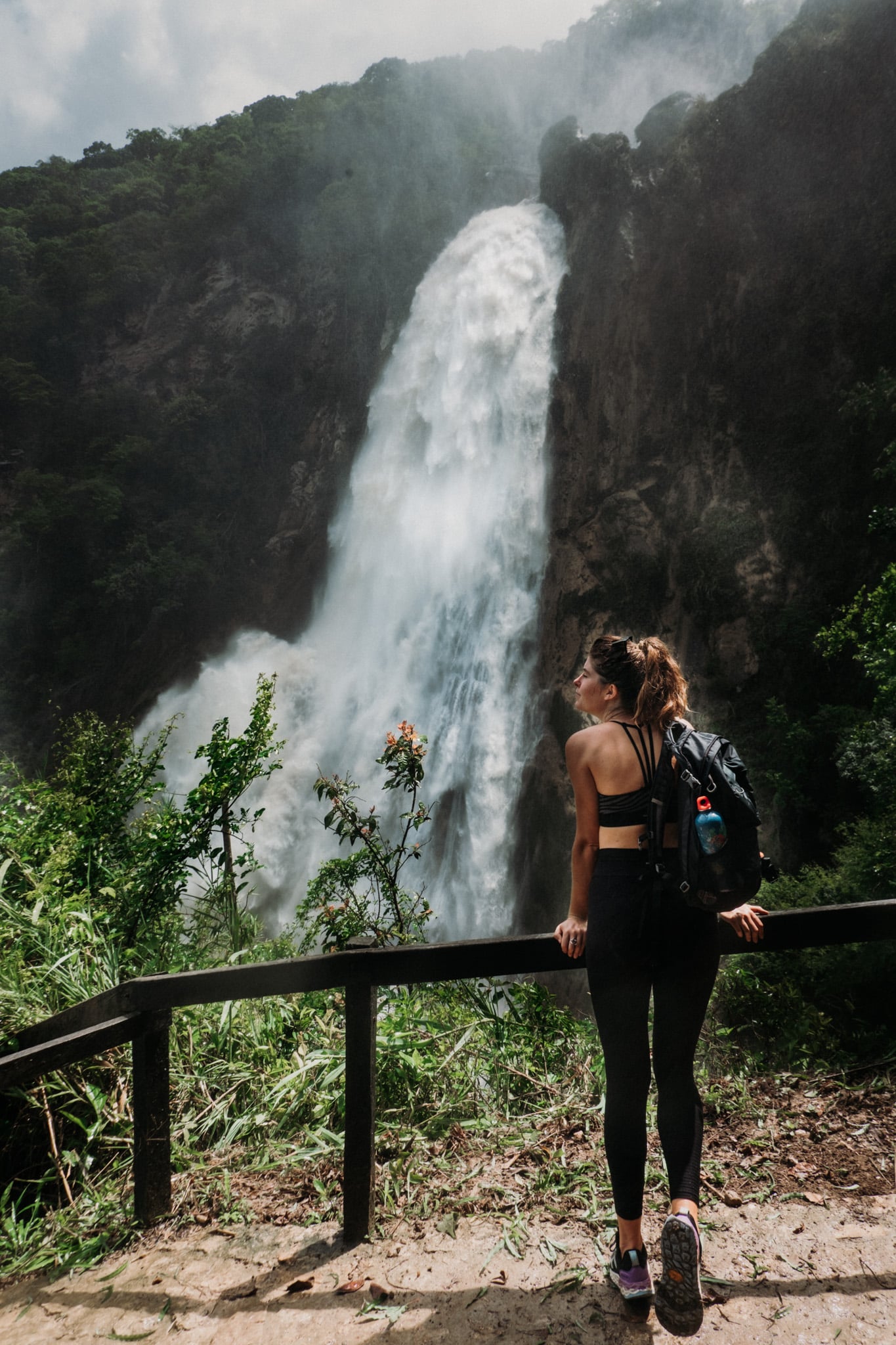 Mimi face à une des cascades de El Chiflon