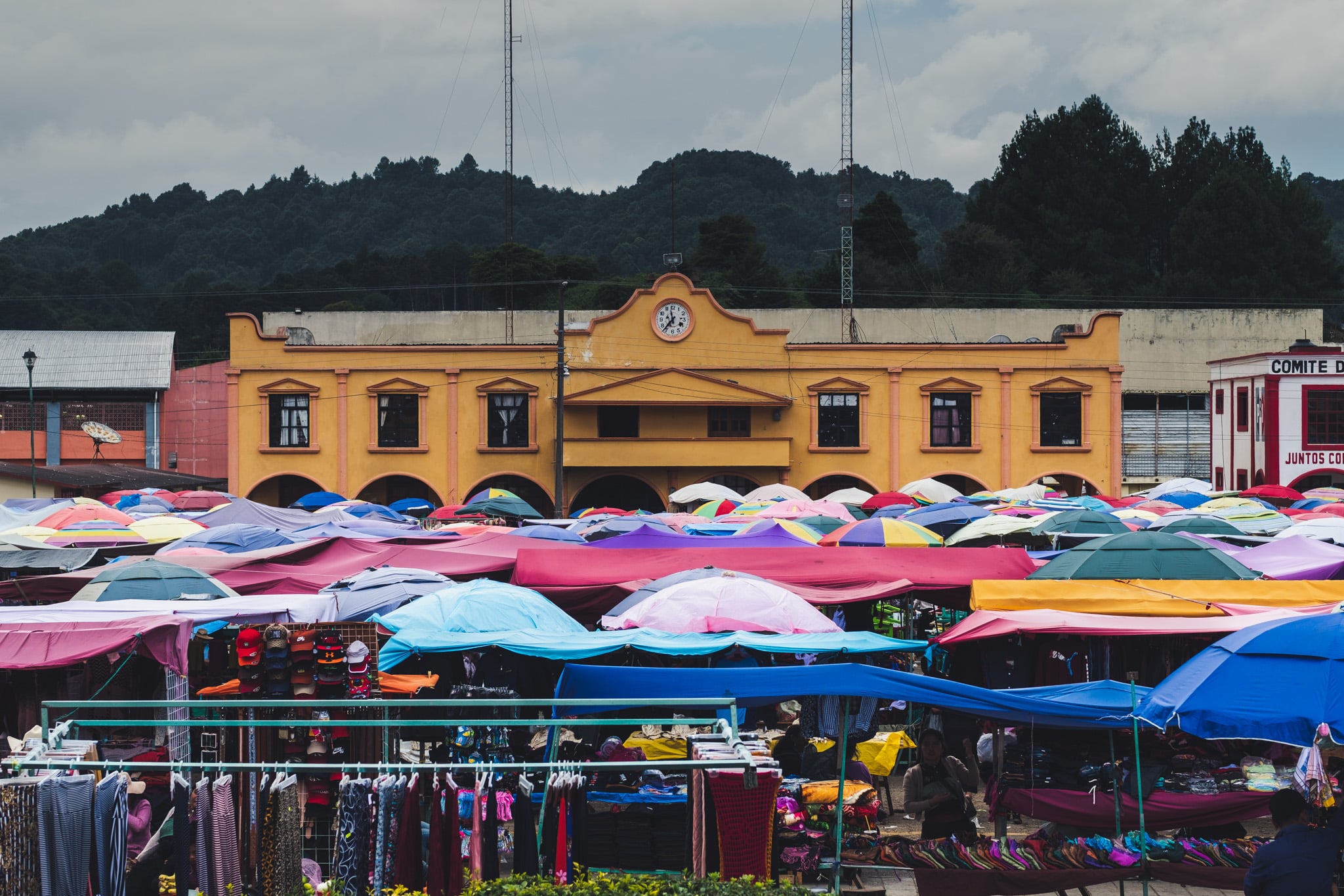 Les parasols colorés du marché de San Juan Chamula, visiter Chiapas