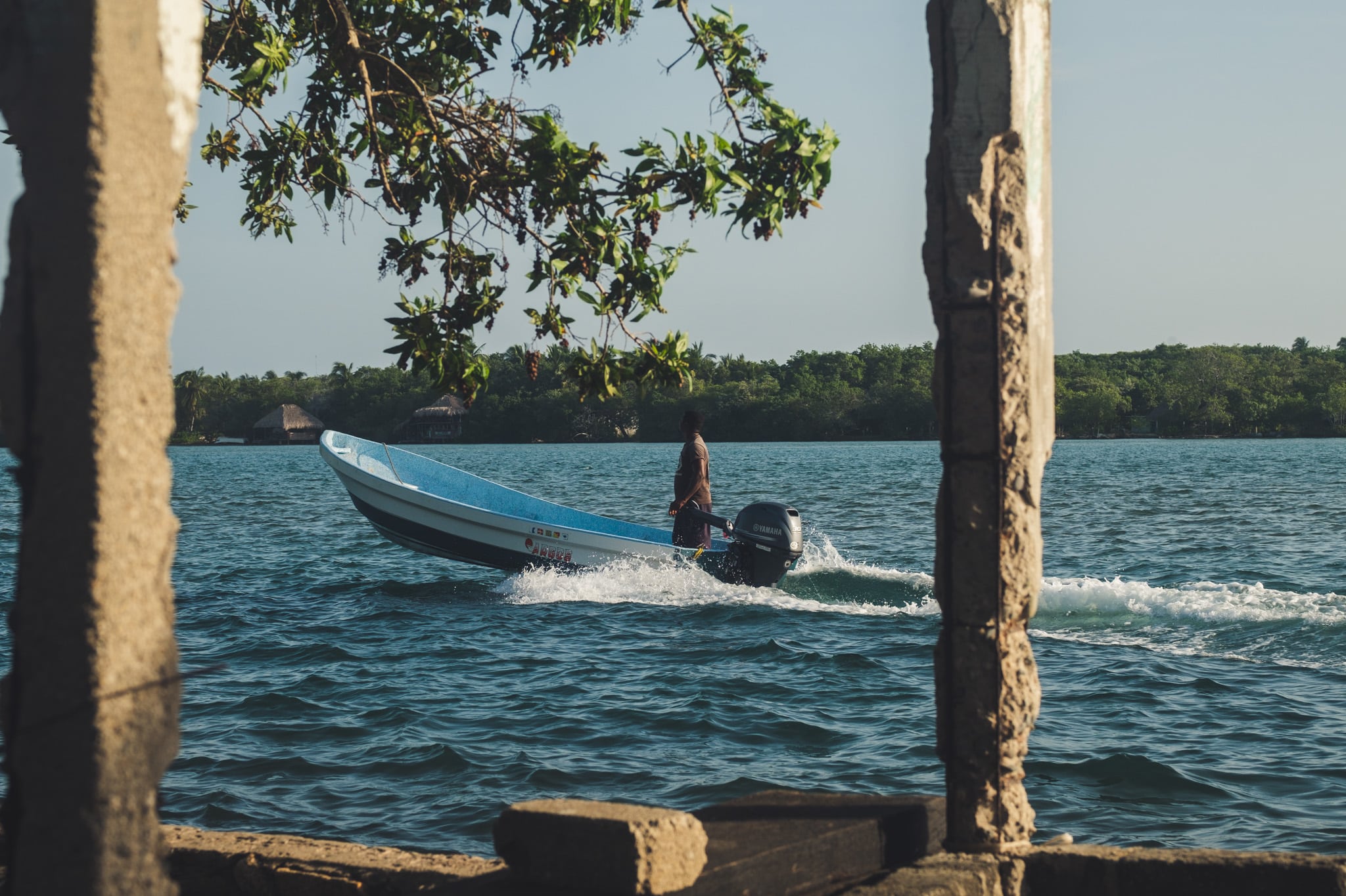 bateau sur la lagune bioluminescence