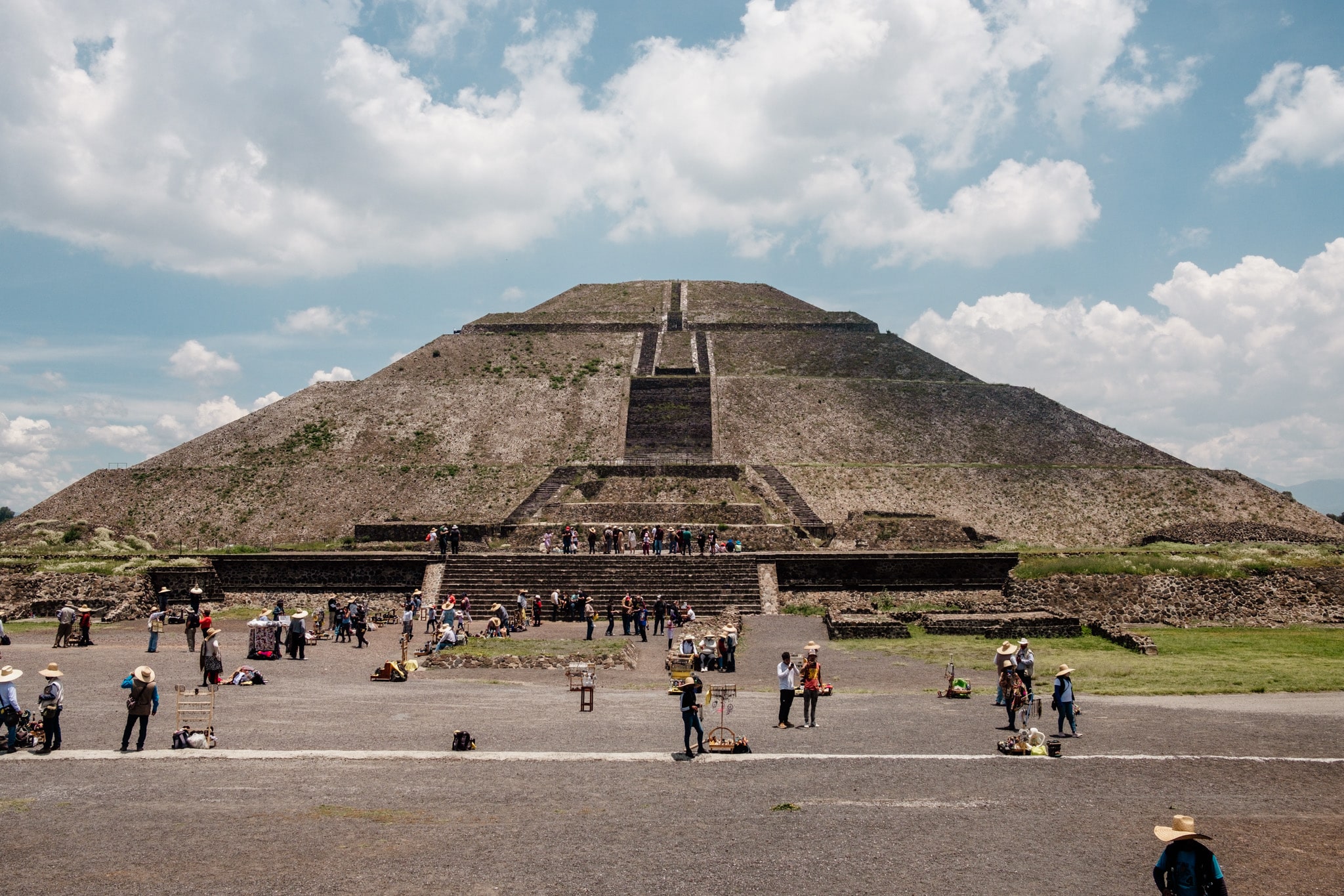 pyramide soleil milieu de journée