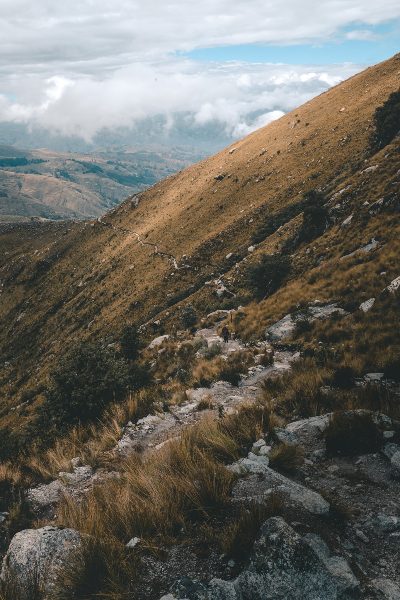 chemin a flanc de montagne huaraz