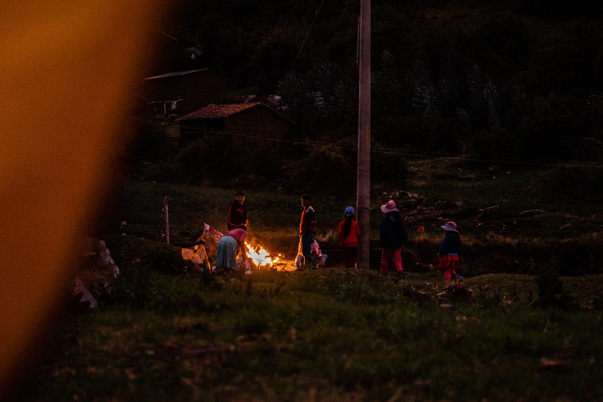 Famille Perou feu de camp