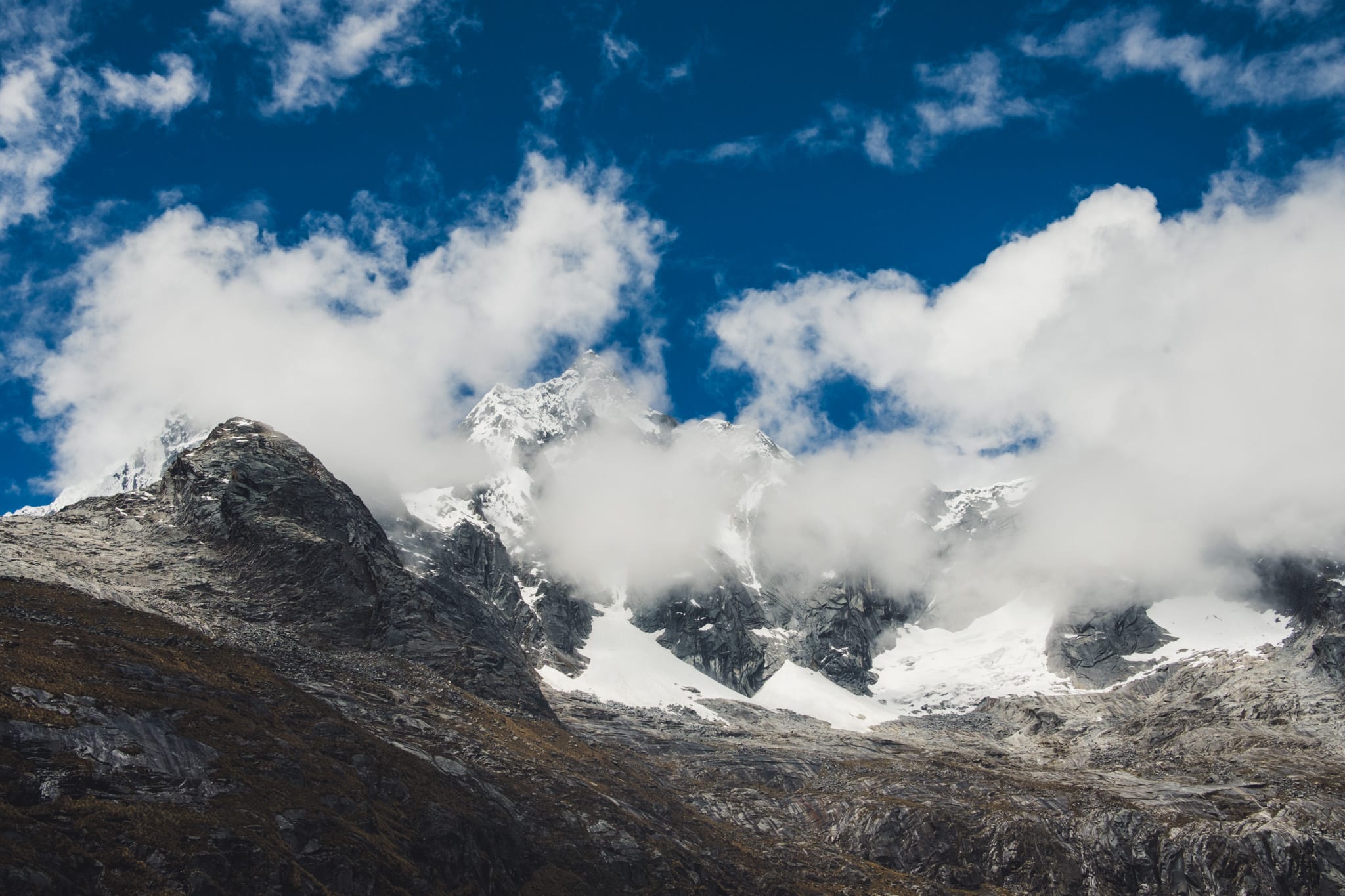montagnes qui se degagent des nuages