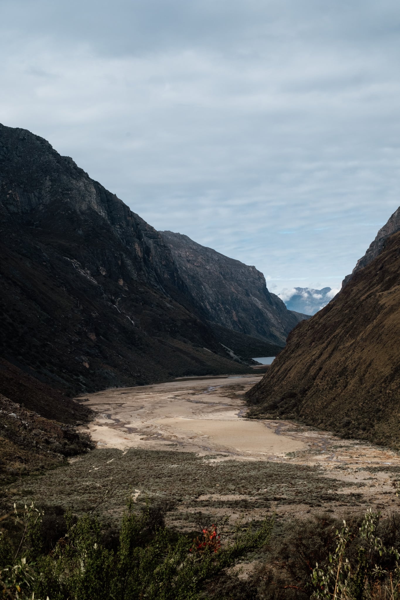 un grand desert entre deux montagnes