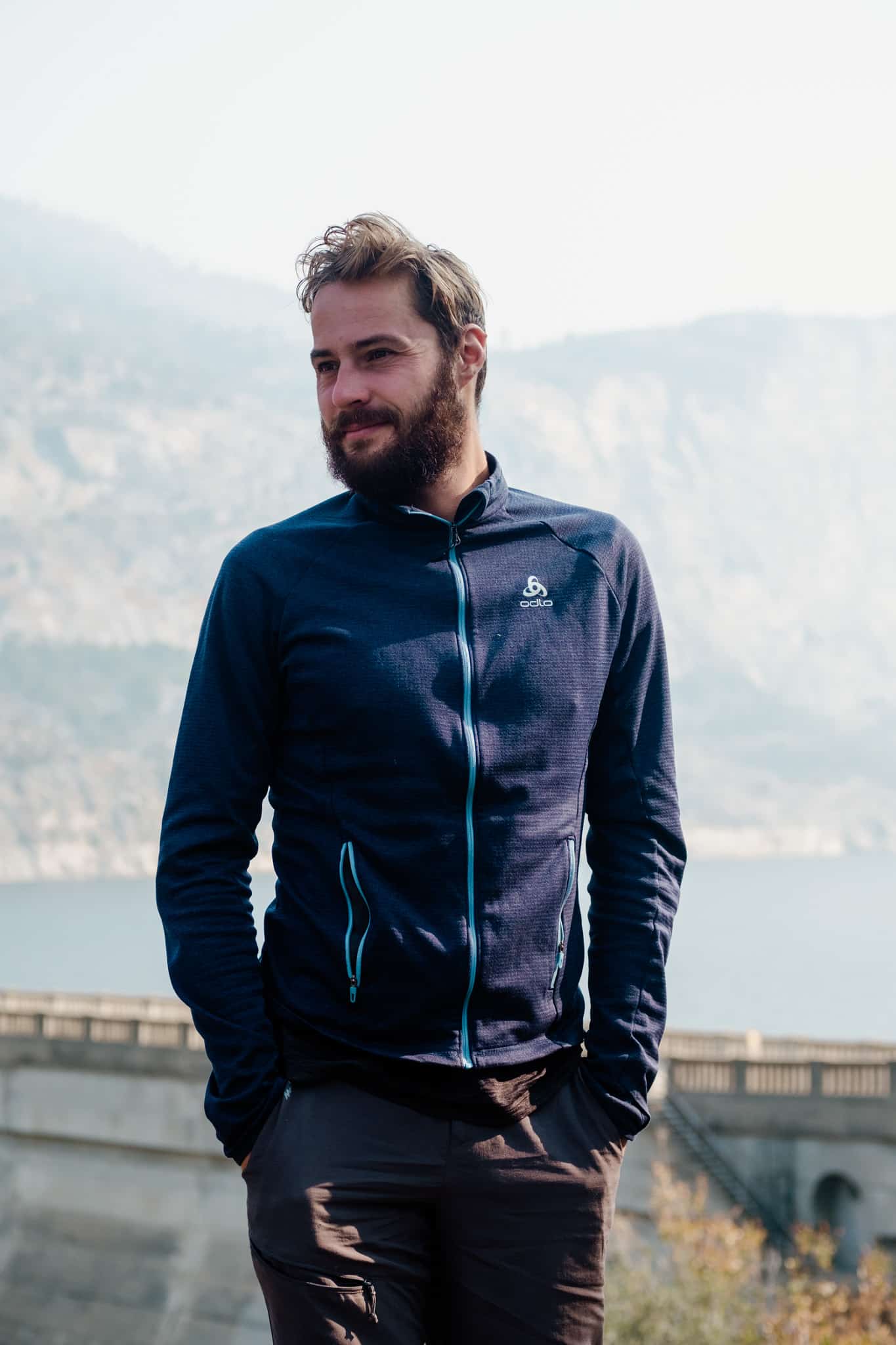 Mimi paresseux curieux