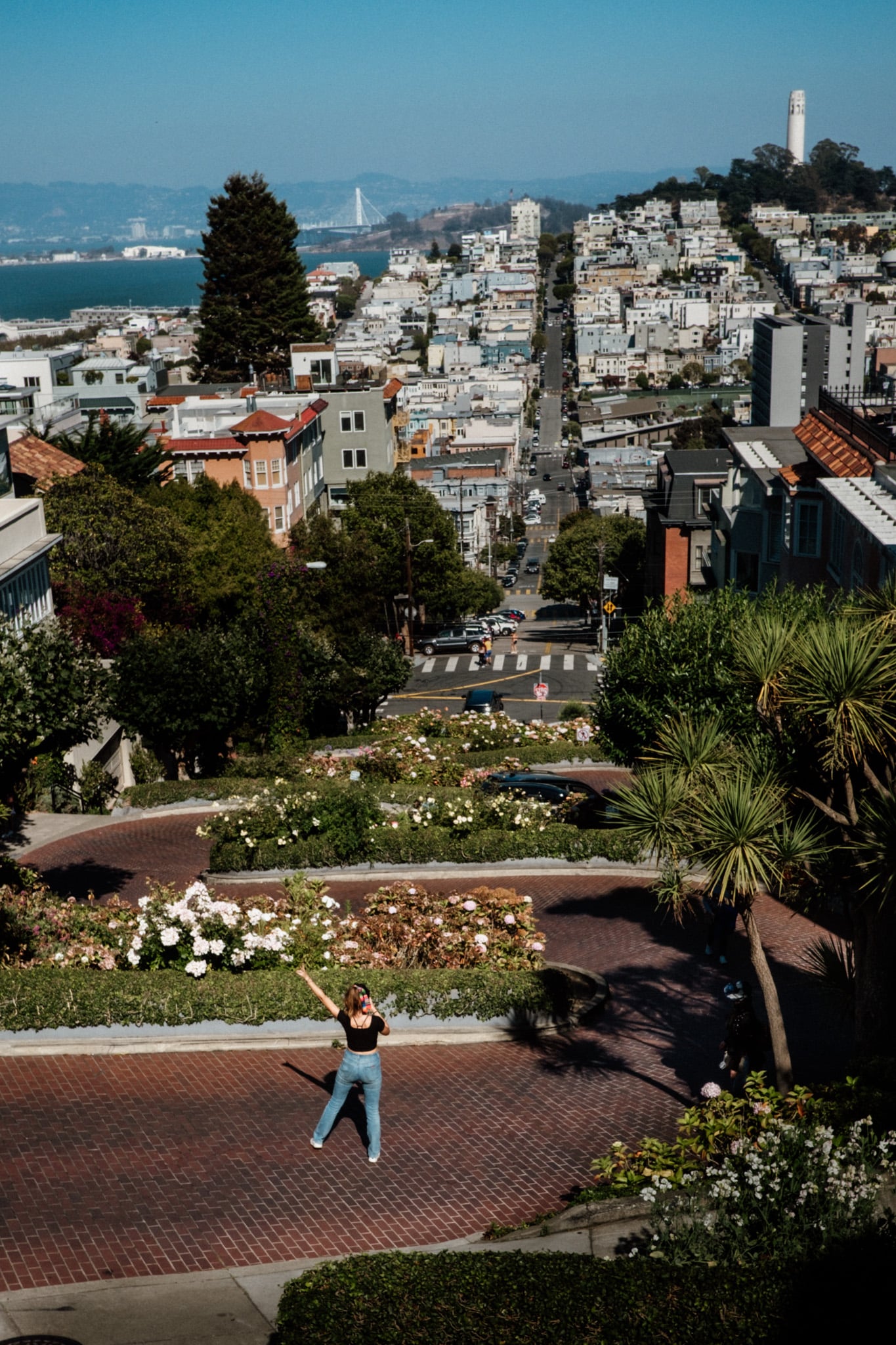 mimi dans uen rue en zig zag