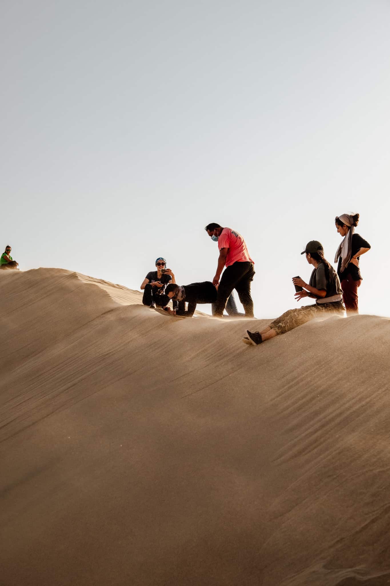 glisser le long des dunes de sable