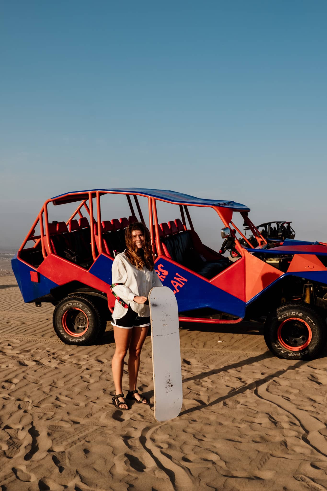 et mimi fille avec son sand board