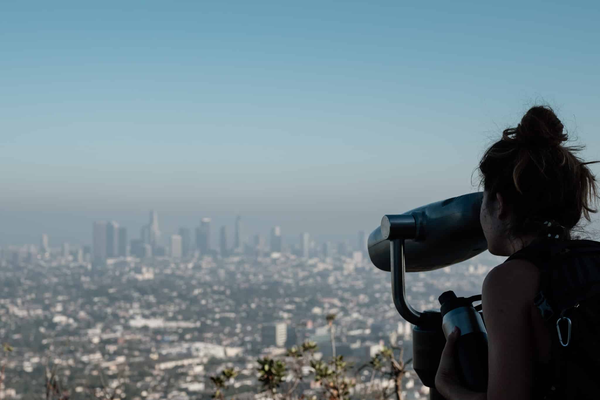 mimi regarde dans les jumelles La