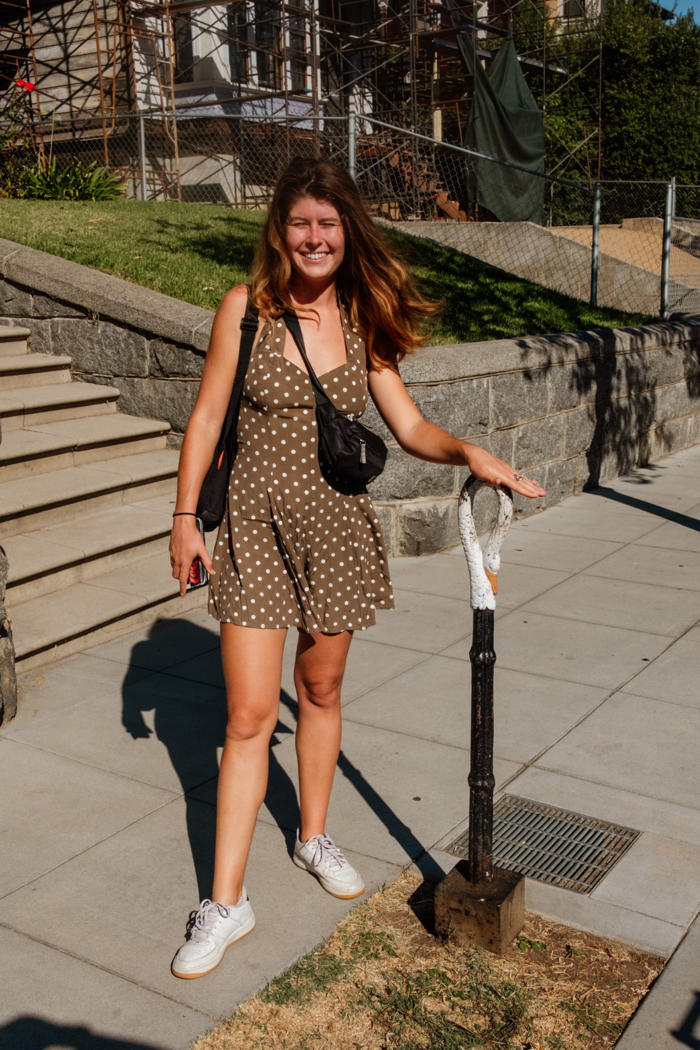 elisa devant maison charmed