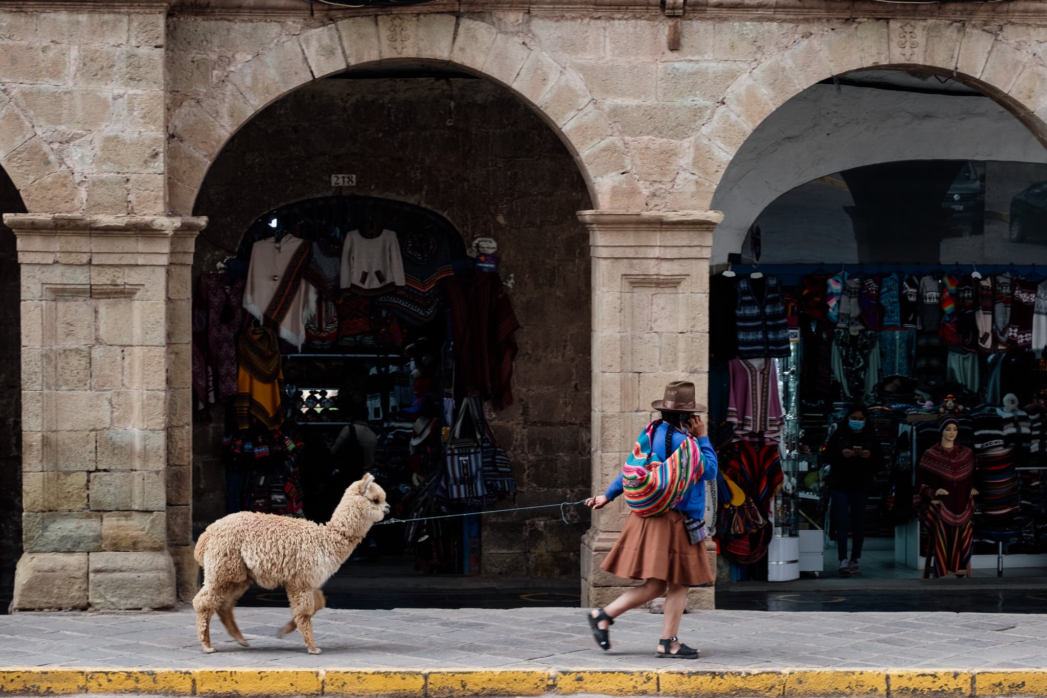 dame et lama visiter cusco