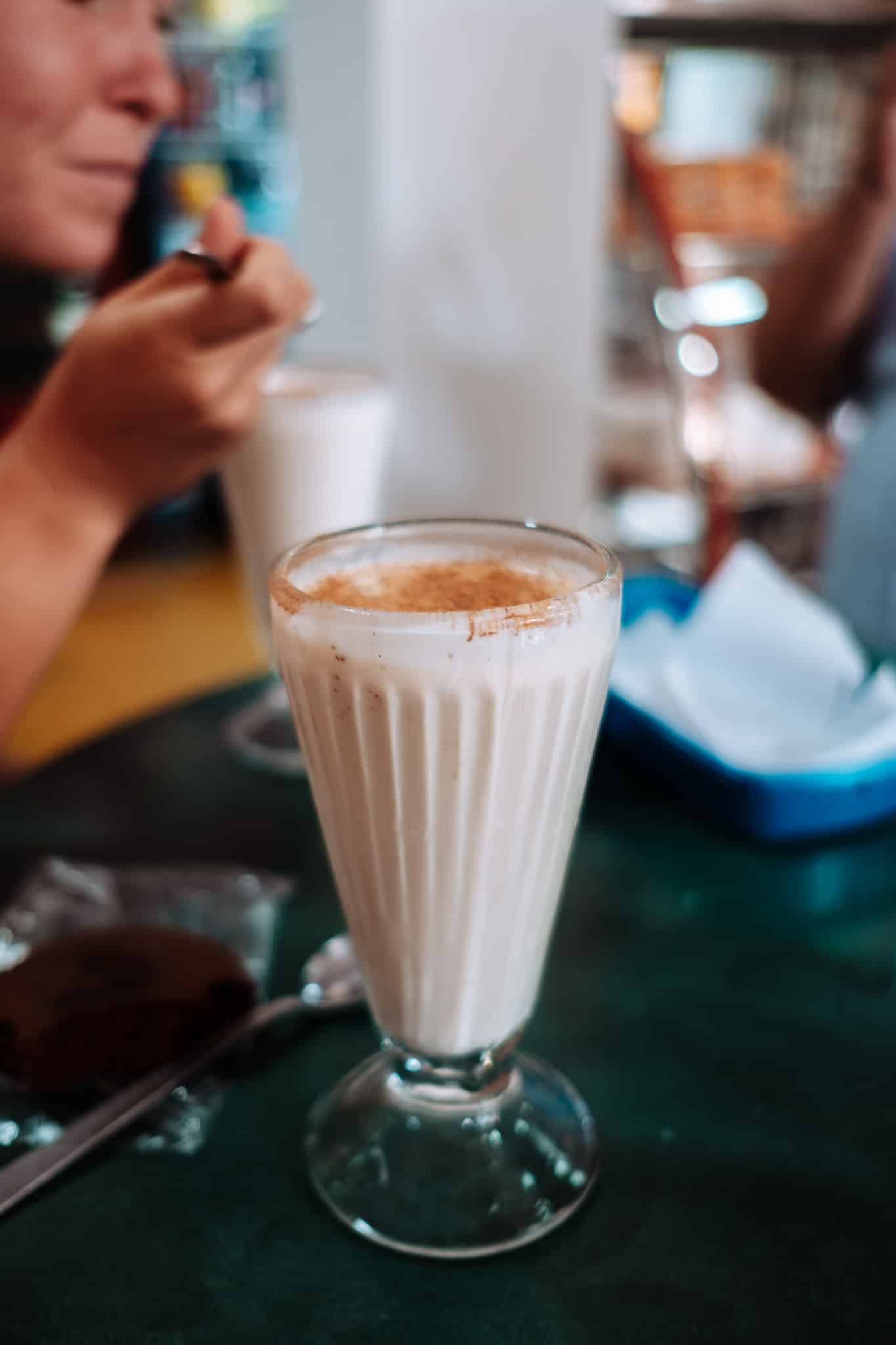 un verre de kumis dans le quindio en colombie
