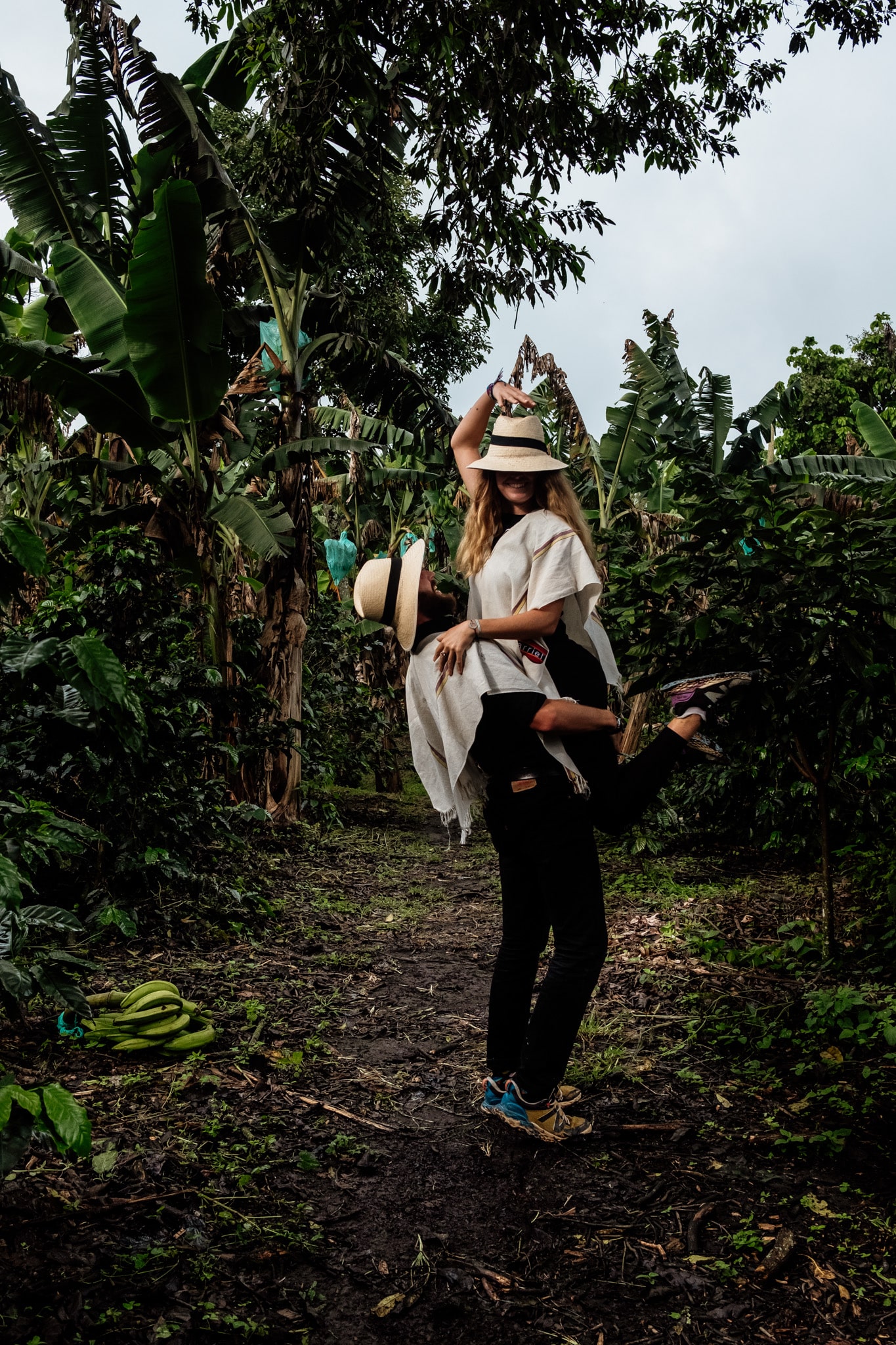 travel couple colombia filandia